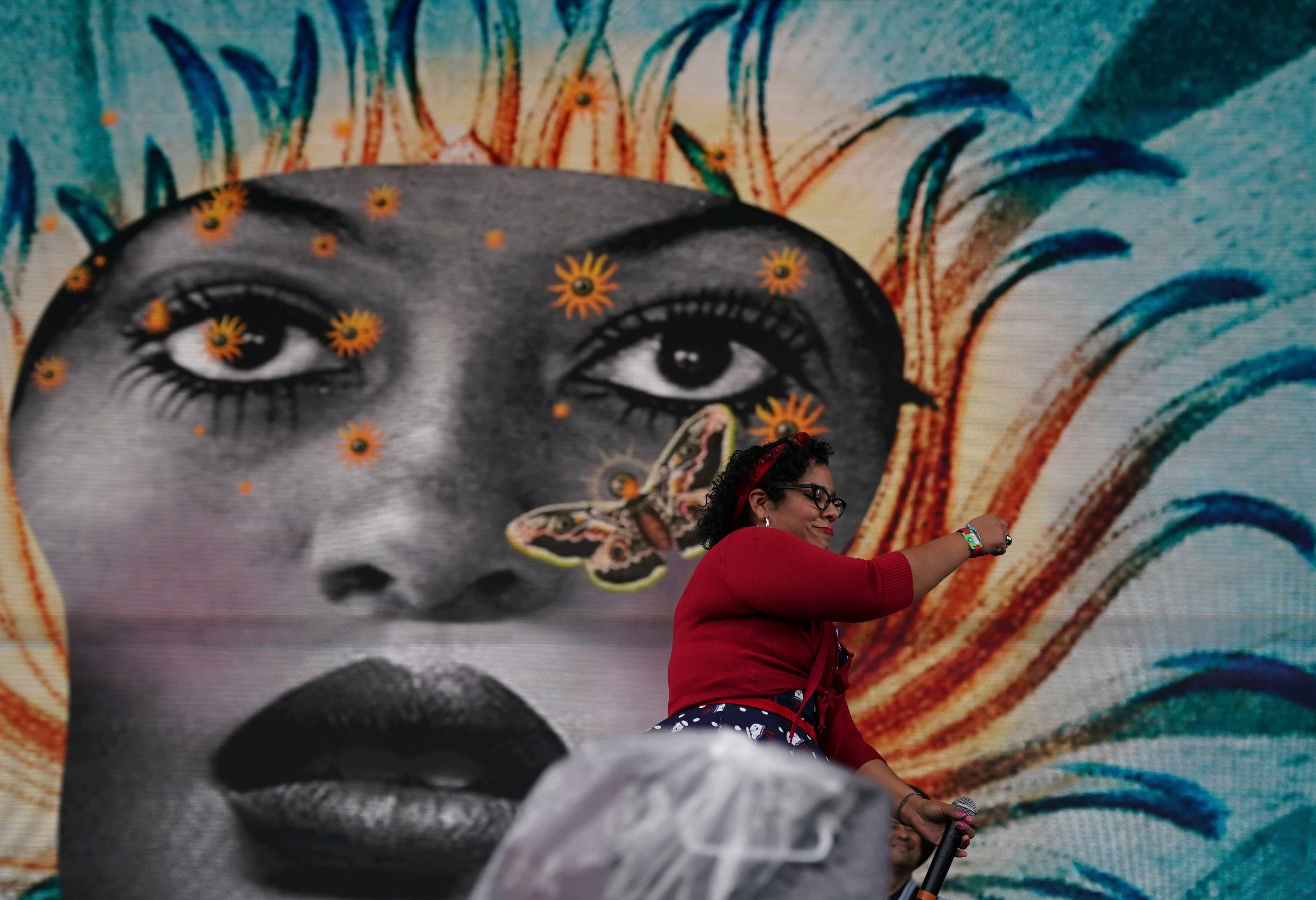 Marisol "La Marisoul" Hernández vocalista de la banda mexico-estadounidense La Santa Cecilia durante su presentación en el festival Vive Latino en la Ciudad de México el sábado 18 de marzo de 2023. (Foto AP/Fernando Llano)