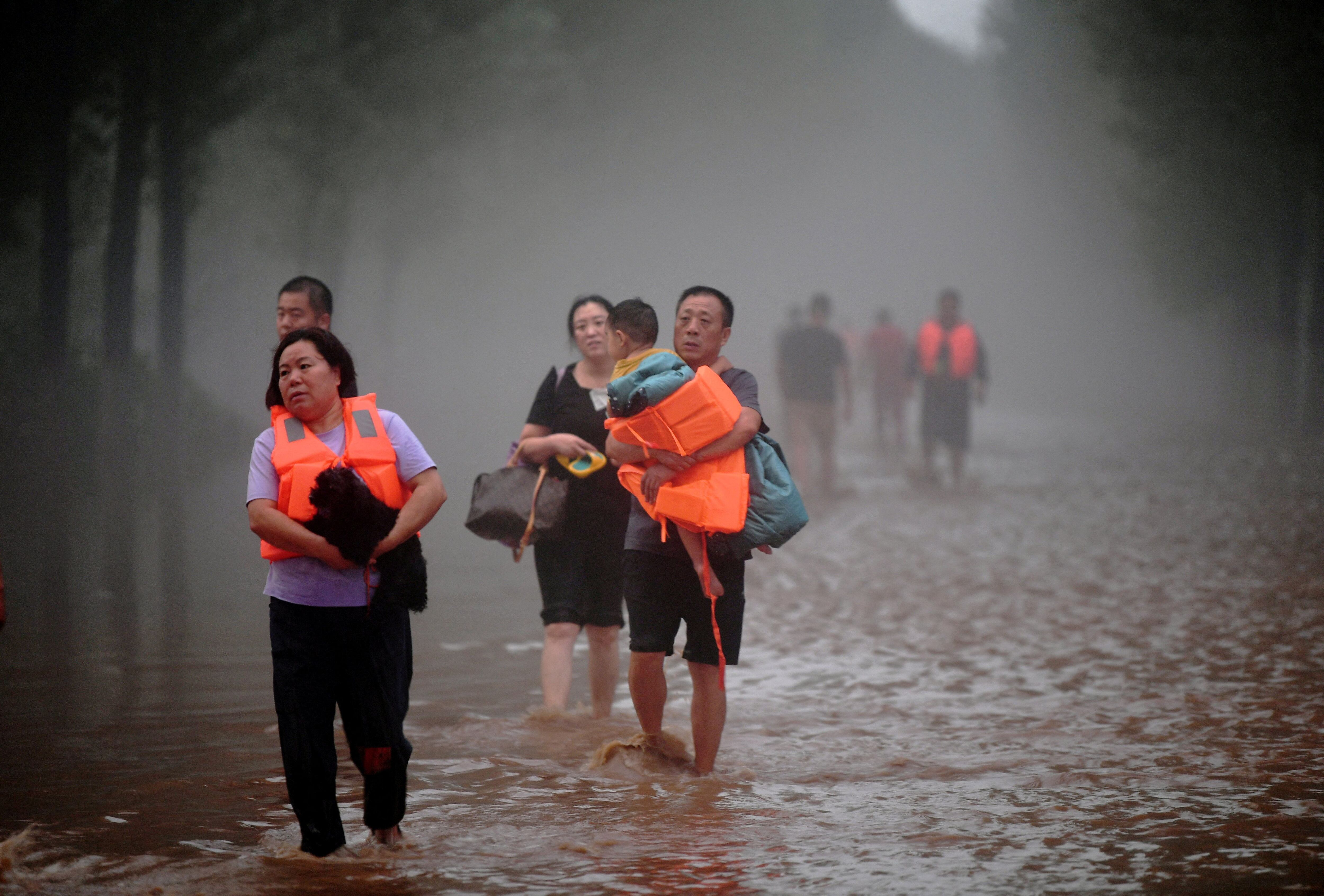 En la provincia vecina de Hebei, donde unas 800.000 personas fueron evacuadas, nueve personas murieron y seis están desaparecidas por las lluvias. (REUTERS)