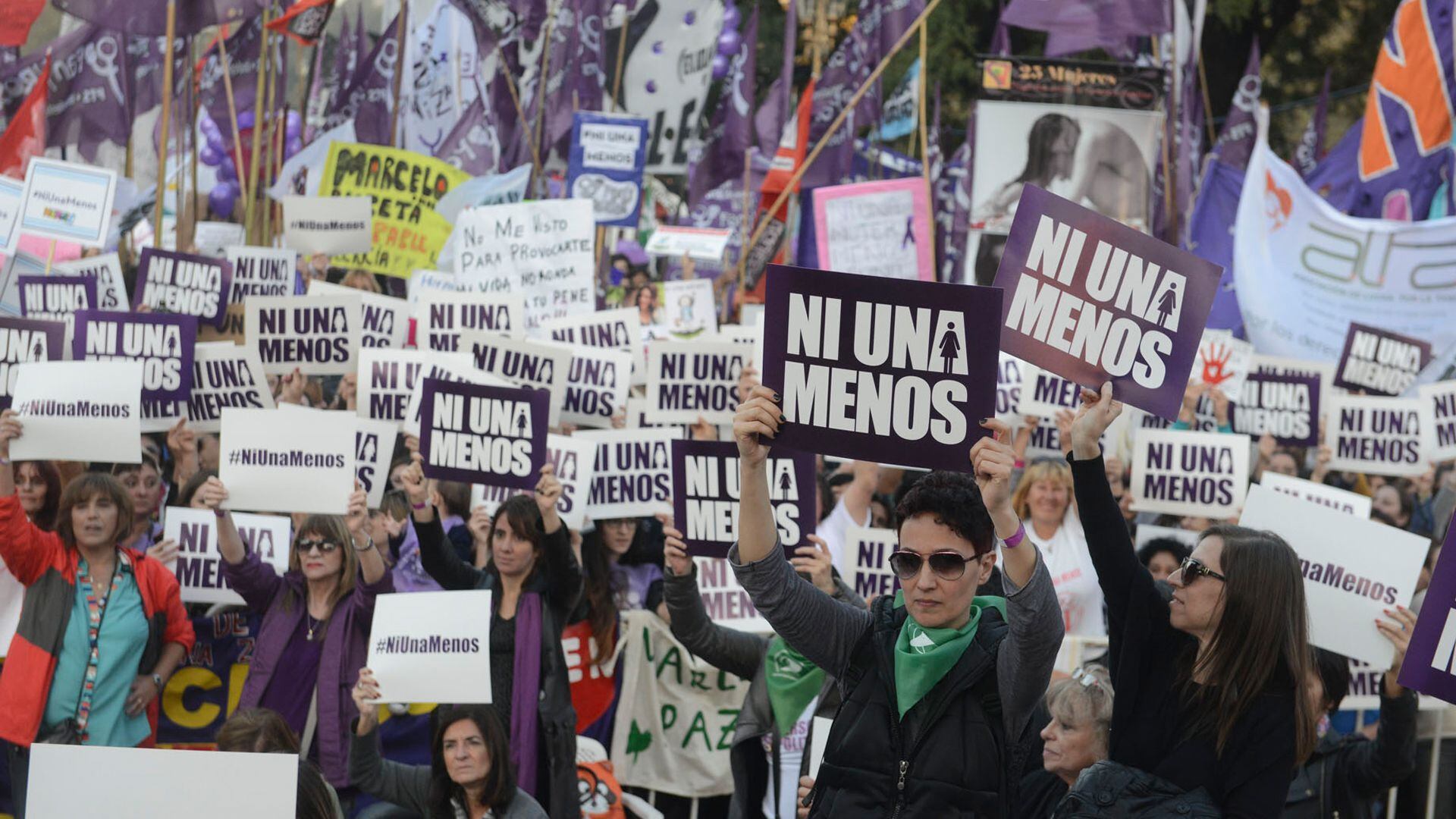 "Ni una menos" es una consigna que dio nombre a un movimiento feminista surgido en Argentina en 2015, que posteriormente se expandiría a gran escala hacia varios países de Hispanoamérica y otras regiones del mundo (Fernando Calzada)