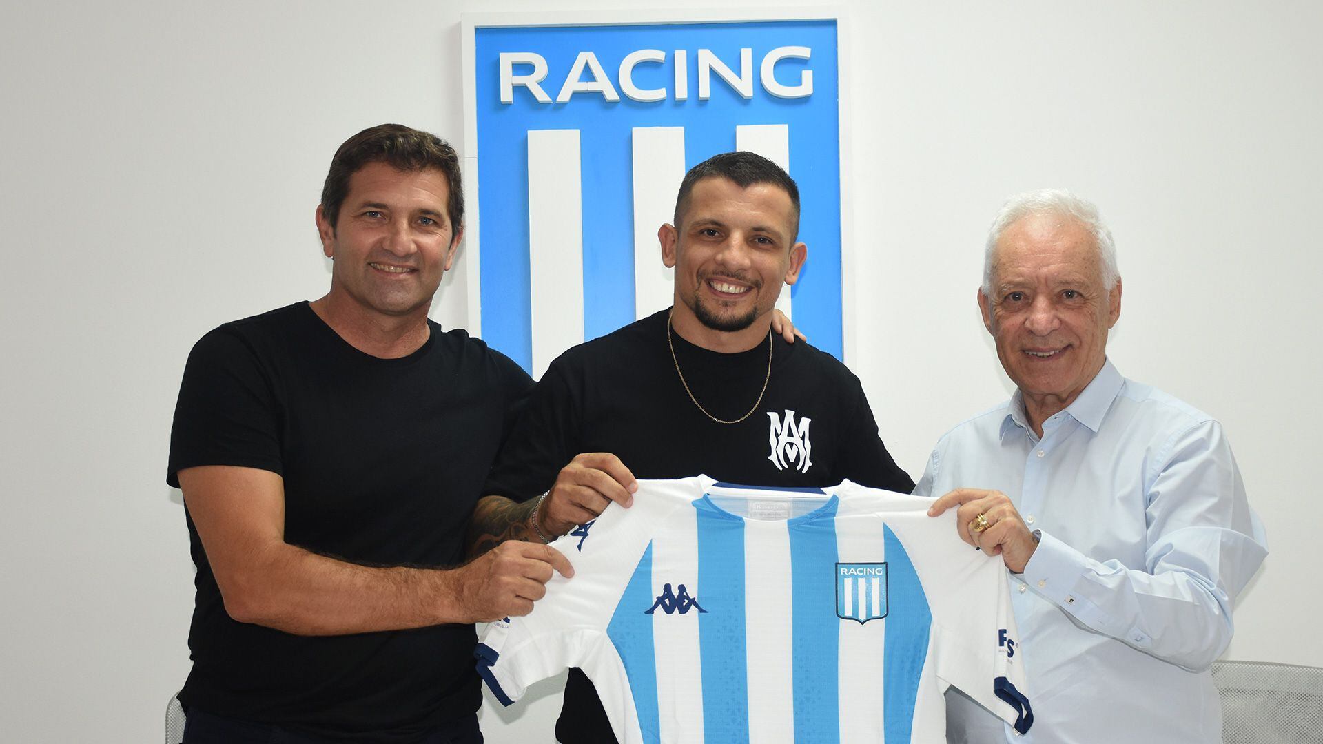 Emiliano Vecchio renovó su contrato con Racing