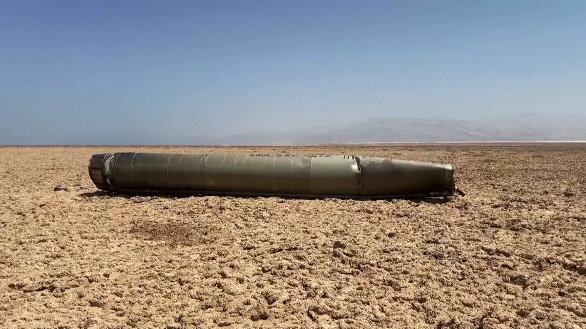 Hallaron nuevos restos de un misil balístico cerca del Mar Muerto tras el ataque del régimen de Irán contra Israel