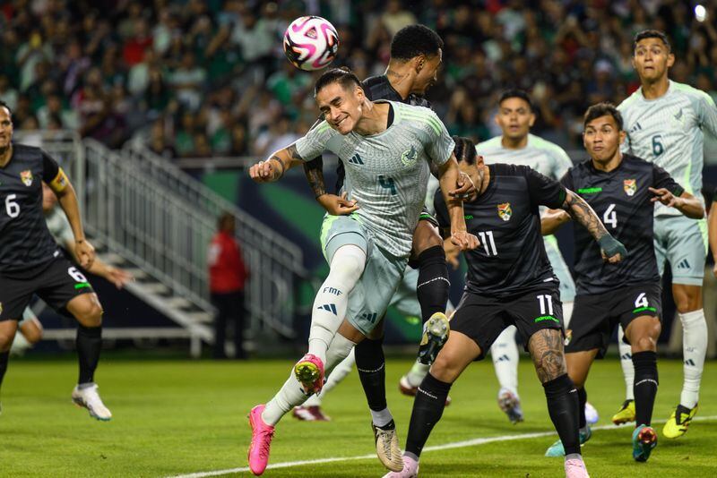 Alexis Peña (4) realiza un remate con la cabeza durante el partido amistoso que México ganó a Bolivia. Estadio Soldier Field, Chicago, Illinois, EEUU. 31 de mayo de 2024.
CREDITO OBLIGADO USA TODAY/Daniel Bartel