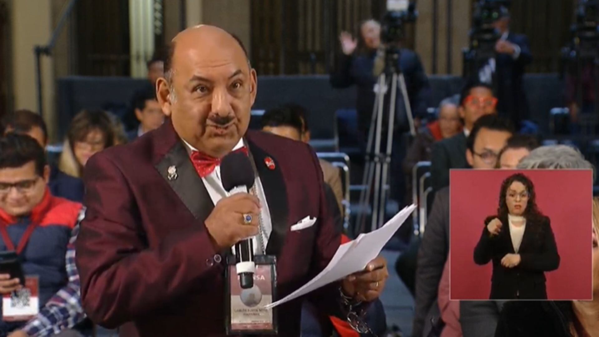 Carlos Pozos 'Lord Molécula' en la conferencia mañanera de AMLO.