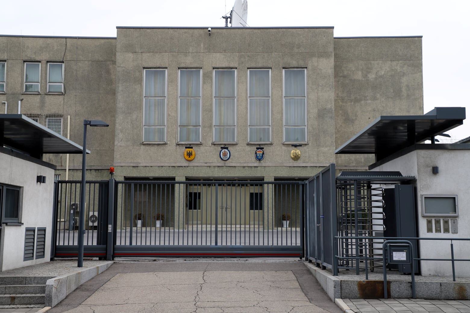 El edificio que alberga las embajadas del Reino Unido, Suecia, Alemania y la Oficina de Cooperación de Francia en Pyongyang, Corea del Norte (REUTERS)