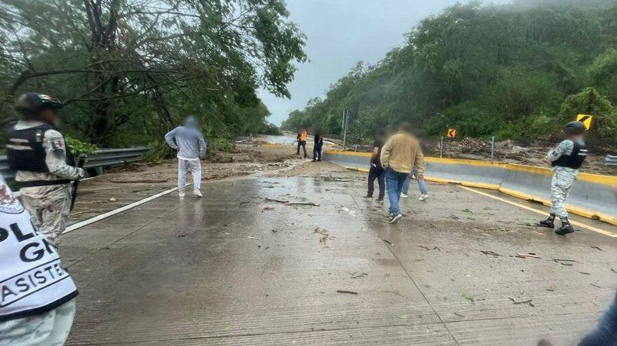 Autopista Acapulco-Chilpancingo resultó afectada por el Huracán Otis.