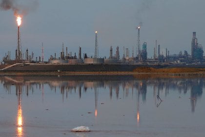 FOTO DE ARCHIVO-Una vista general del complejo de refinería Amuay que pertenece a la petrolera estatal venezolana PDVSA en Punto Fijo, Venezuela, foto tomada el 17 de noviembre, 2016. REUTERS/Carlos Garcia Rawlins
