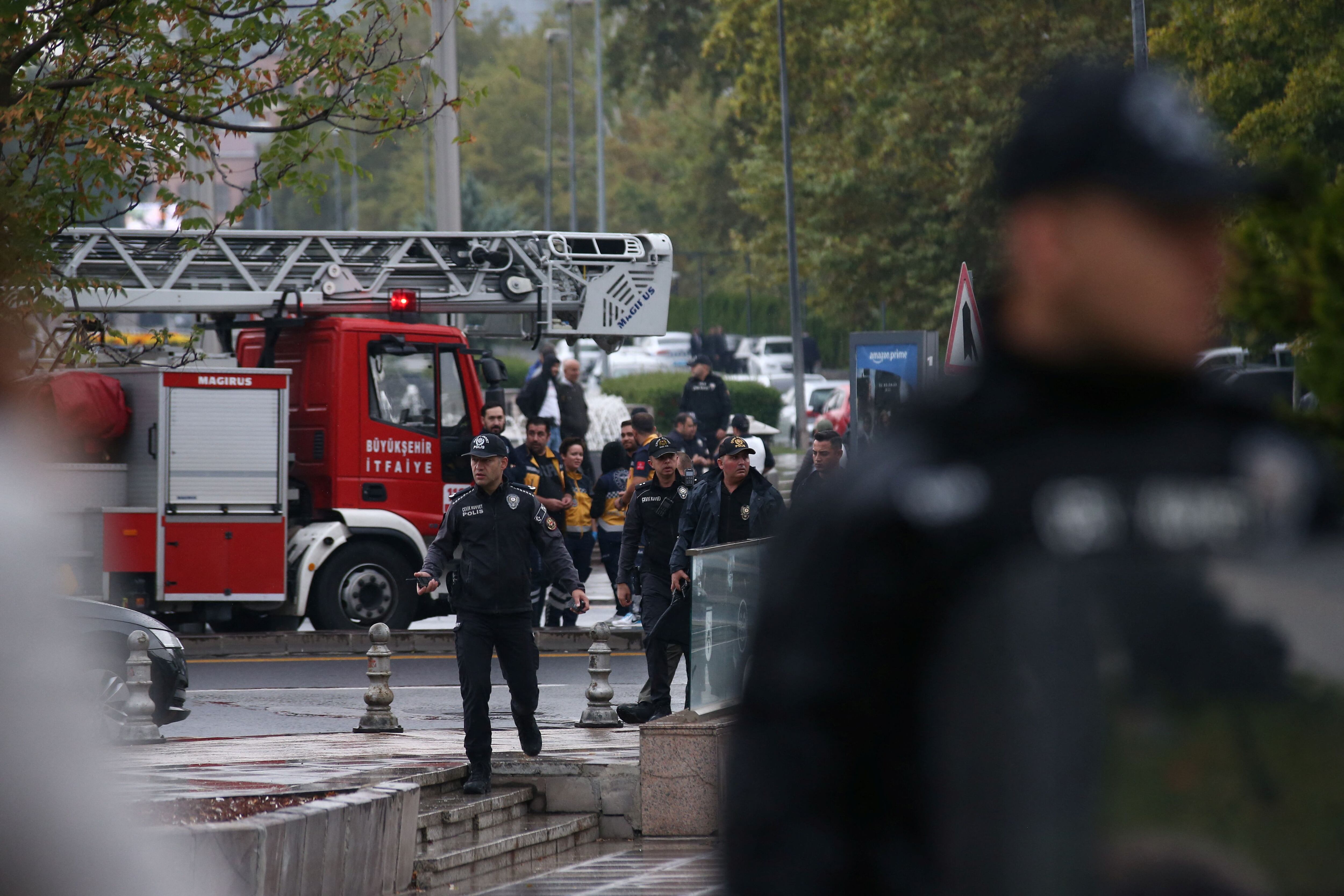 La policía turca cerró varias calles y avenidas del centro de Ankara al tráfico y empezó a registrar la zona de forma minuciosa en búsqueda de huellas o explosivos. (REUTERS)