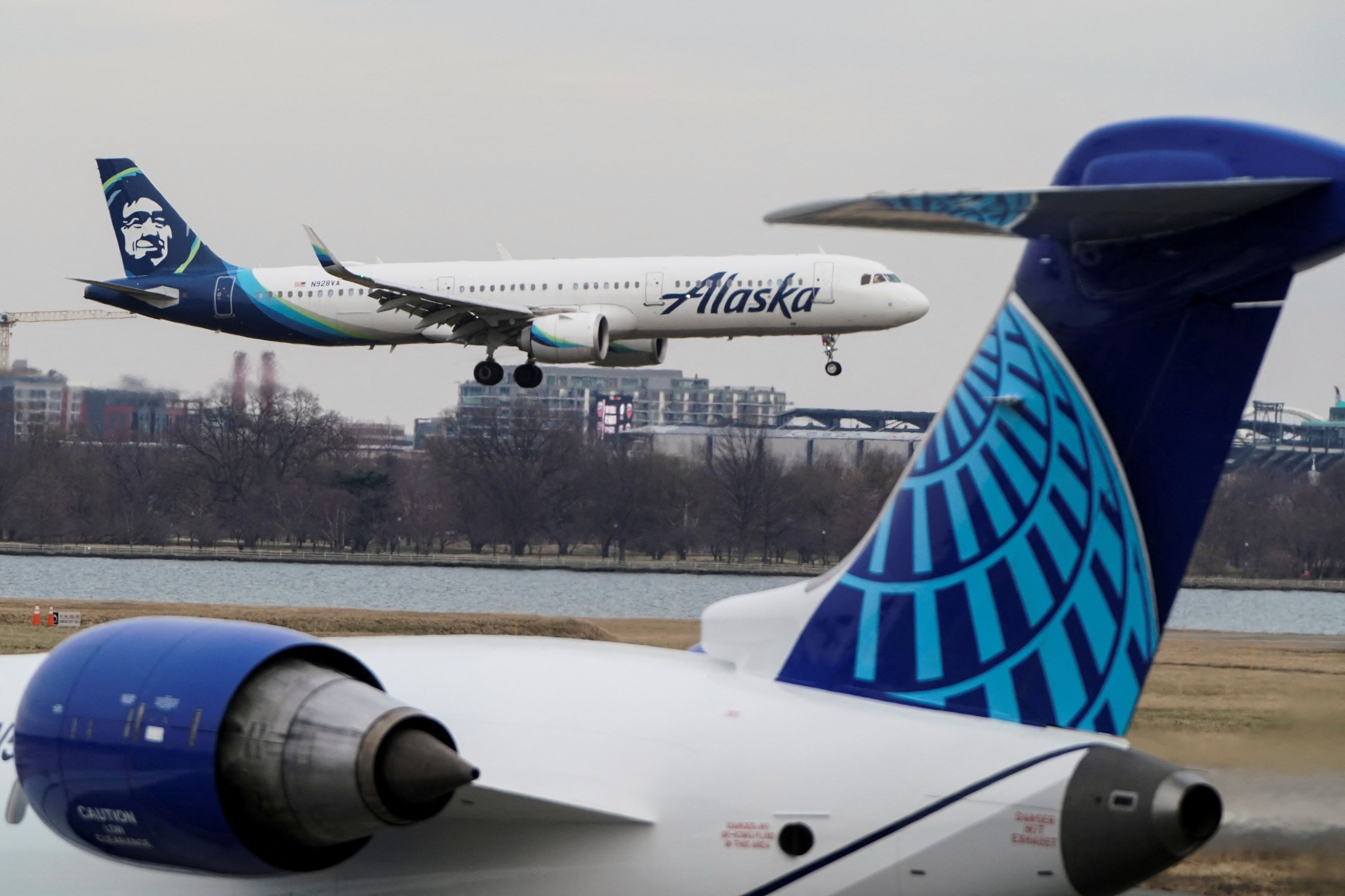 Alaska Airlines, propietaria de Horizon, una aerolínea regional, dijo el lunes que la tripulación informó sobre “una amenaza de seguridad creíble relacionada con un ocupante autorizado en el asiento plegable de la cabina de vuelo” (REUTERS/Joshua Roberts/File Photo)