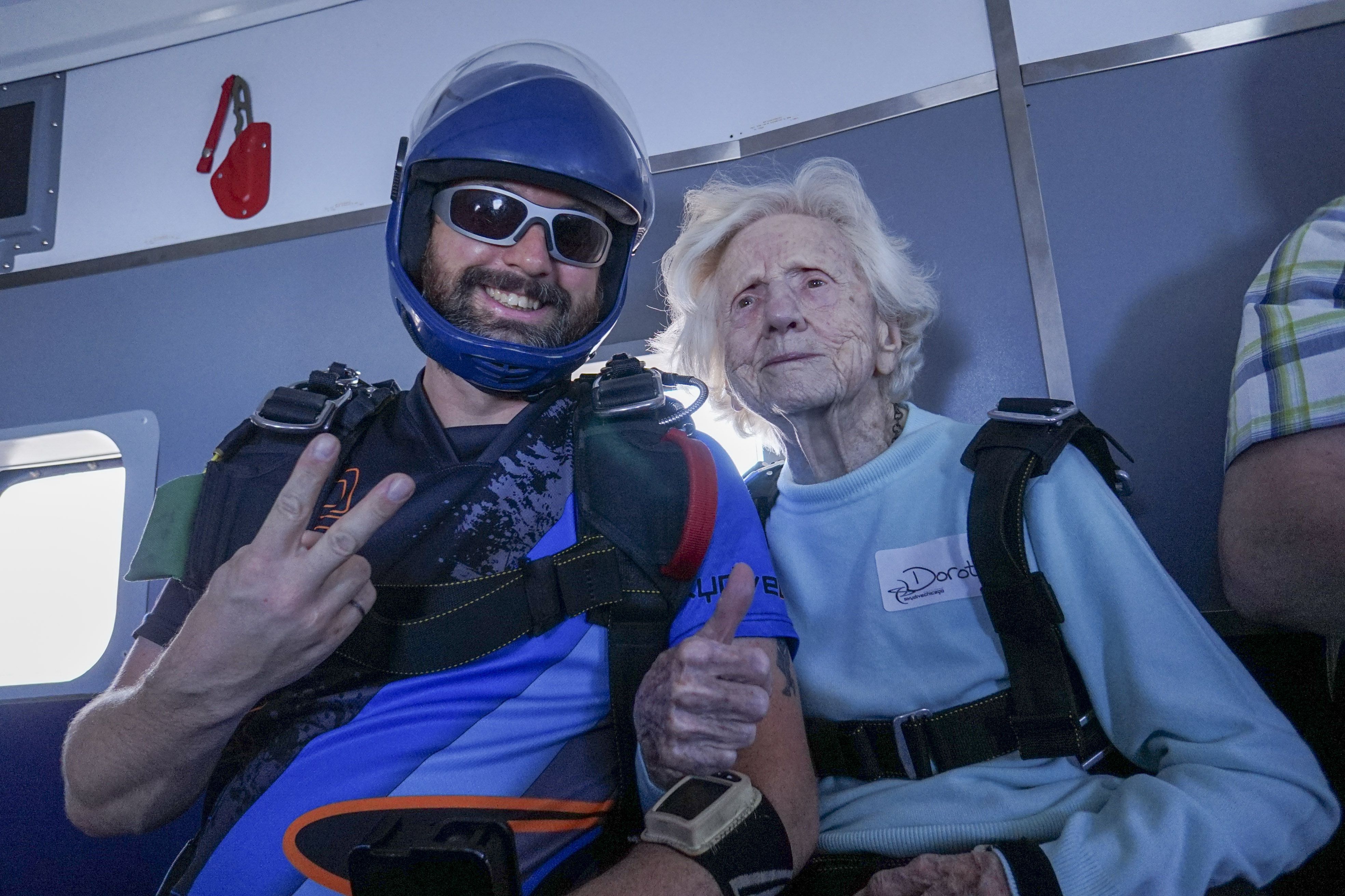 Dorothy Hoffner, de 104 años, con el instructor Derek Baxter justo antes de un salto en paracaídas en Ottawa, Illinois, el 1.° de octubre de 2023 (Daniel Wilsey High Flight vía The New York Times)