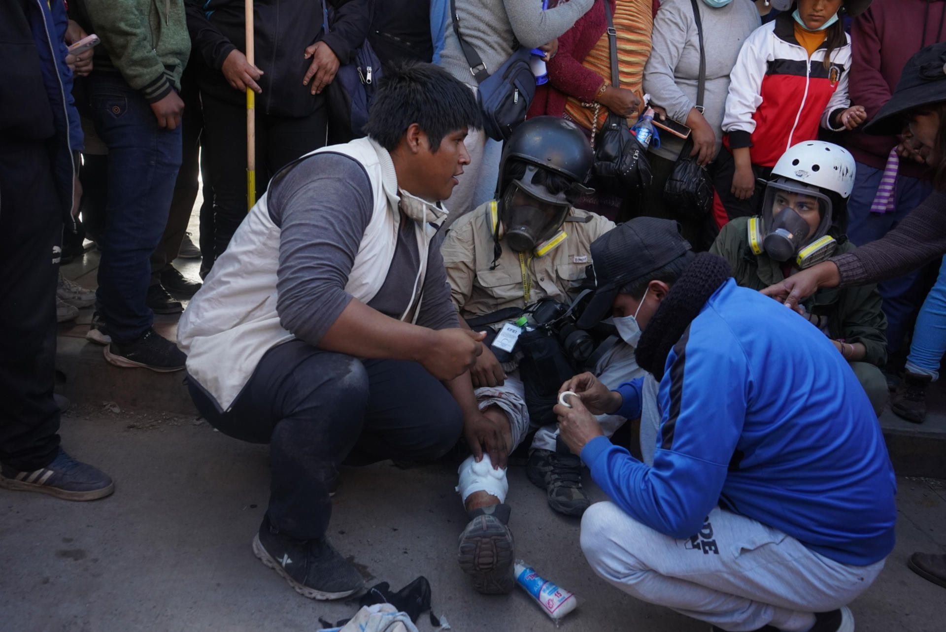 LIM01. JULIACA (PERÚ), 07/02/2023. El fotógrafo de la Agencia EFE Aldair Mejía recibe el impacto de un proyectil lanzado por la policía hoy, durante los enfrentamientos entre manifestantes y la policía, en Juliaca (Peru). La Asociación Nacional de Periodistas (ANP) emitió este sábado una alerta por la agresión sufrida por el fotógrafo de la Agencia EFE Aldair Mejía cuando cubría las manifestaciones de protesta en las inmediaciones del aeropuerto de Juliaca, en la surandina región de Puno. A través de su cuenta en Twitter, la ANP reportó que Mejía fue "agredido por policías en Aeropuerto de Juliaca cuando intentó registrar detención". EFE/Luis Javier Maguiña
