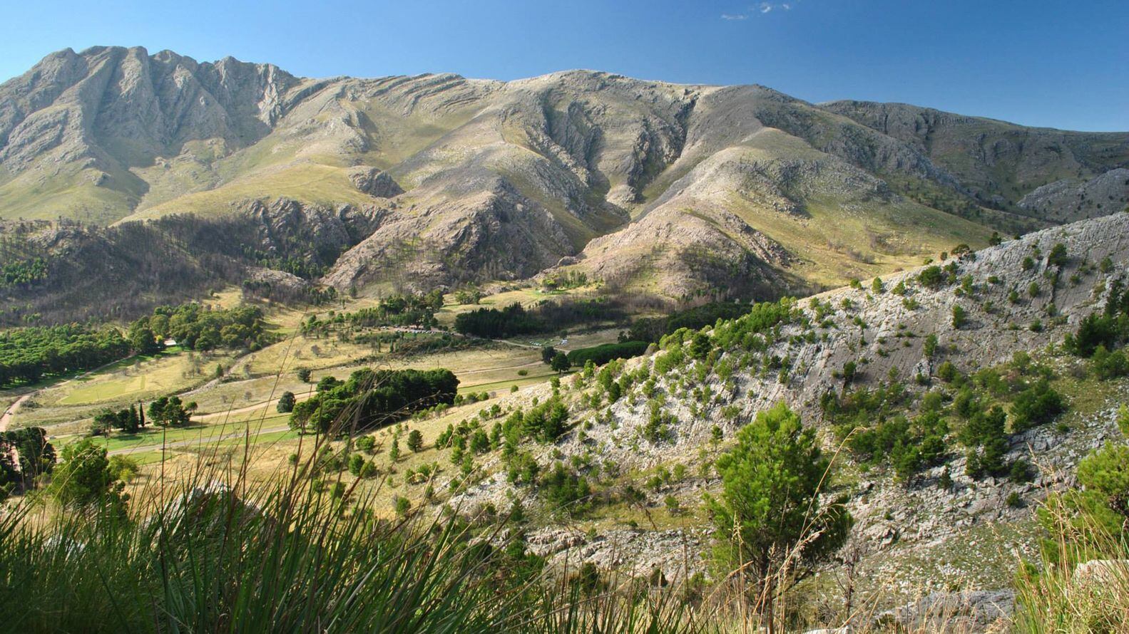 Localizado a 574 kilómetros de la Ciudad Autónoma de Buenos Aires y a solo nueve kilómetros de Sierra de la Ventana