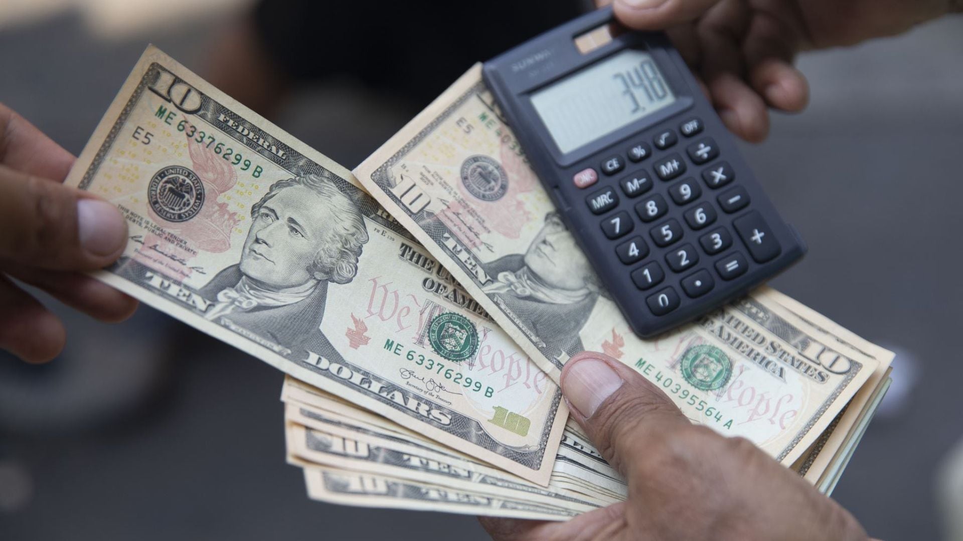  Varias consultoras estiman que el tipo de cambio oficial superará la barrera de los $1.000 en el 2024. Andina