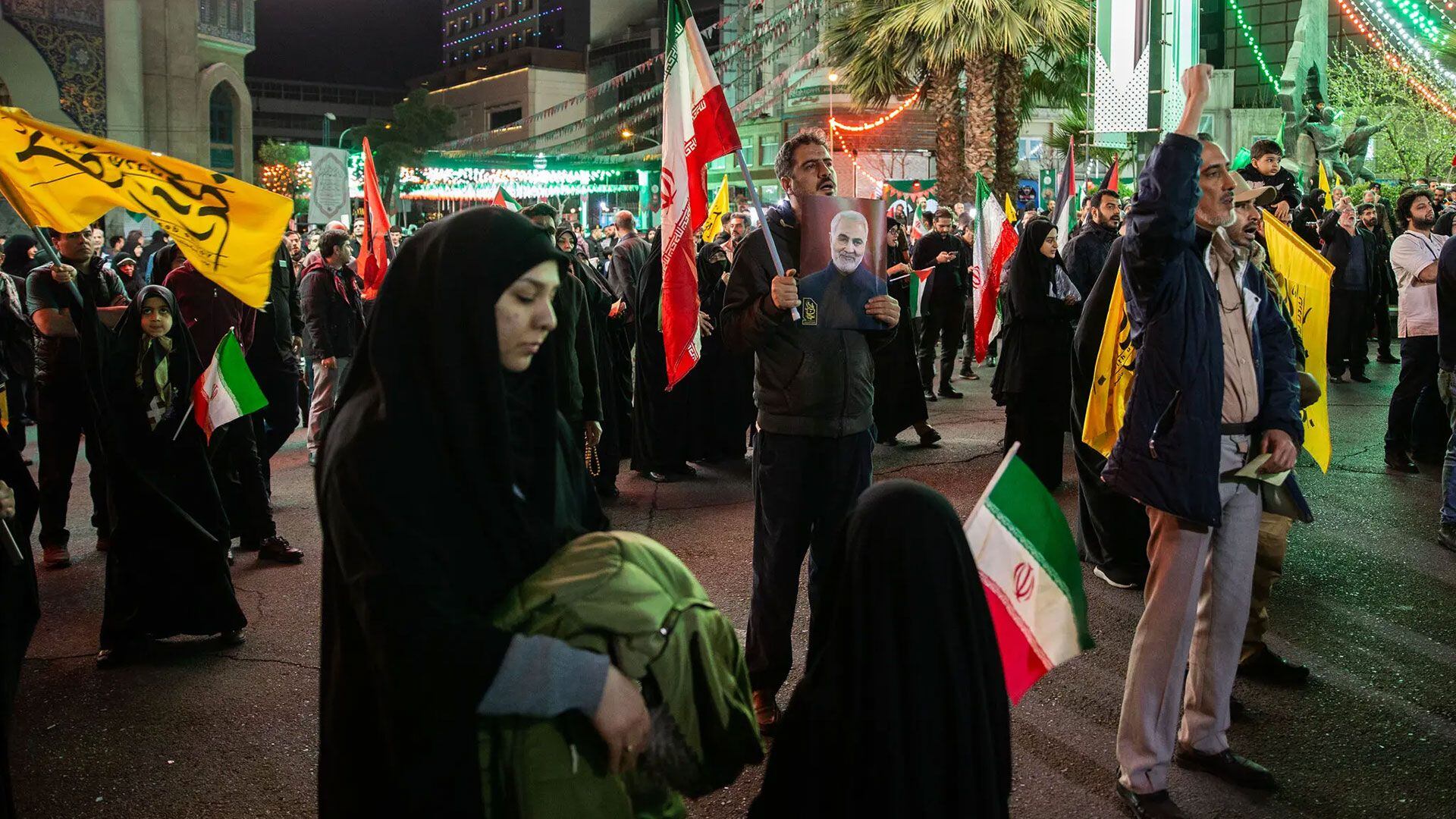 Manifestantes en Teherán condenaron el lunes el ataque israelí que mató a comandantes iraníes en Damasco, Siria. Arash Khamooshi para The New York Times