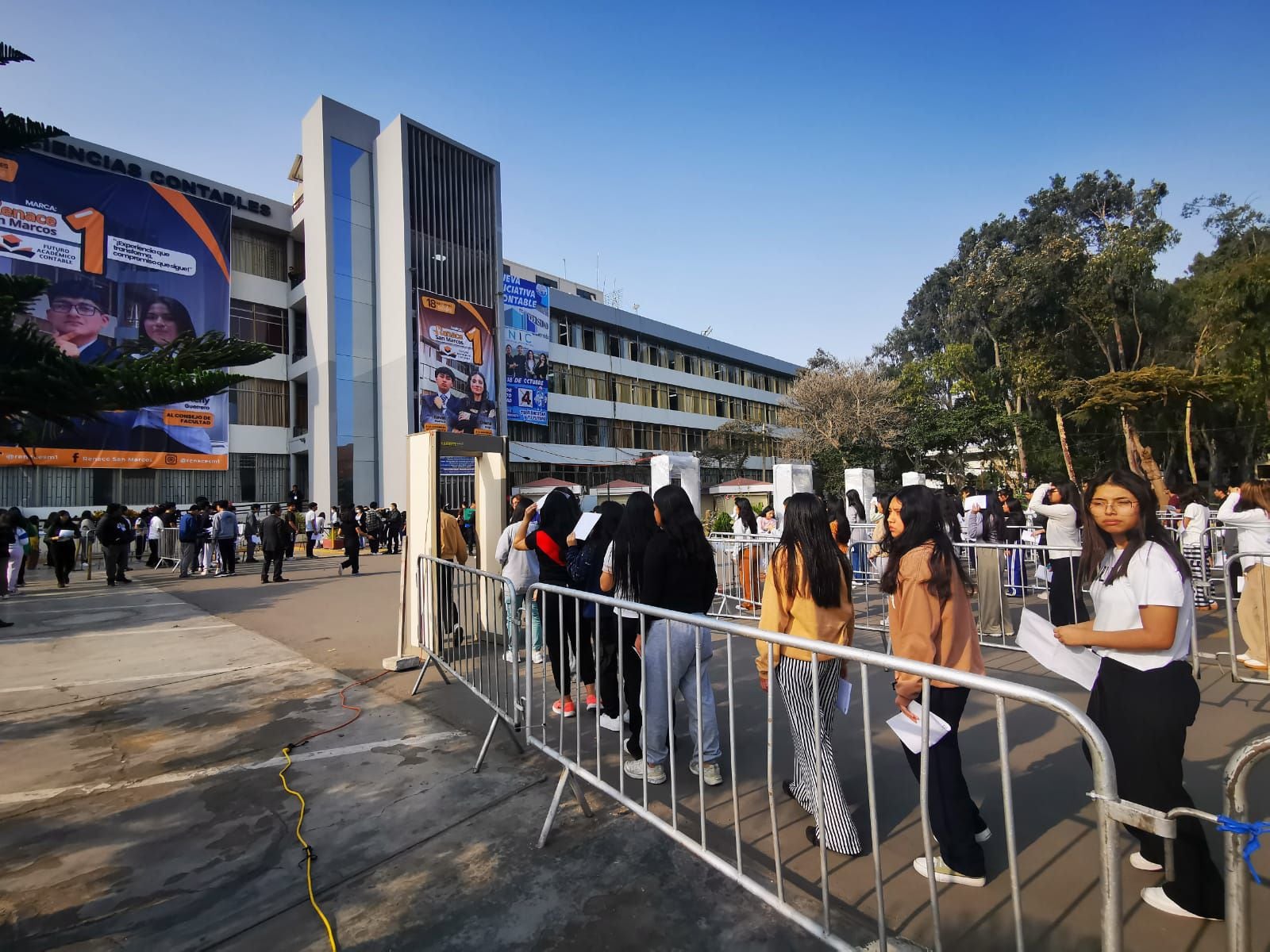 Miles de jóvenes ingresan a la Universidad San Marcos para rendir examen de admisión en la famosa casa de estudios | Yenny Melo / Infobae Perú