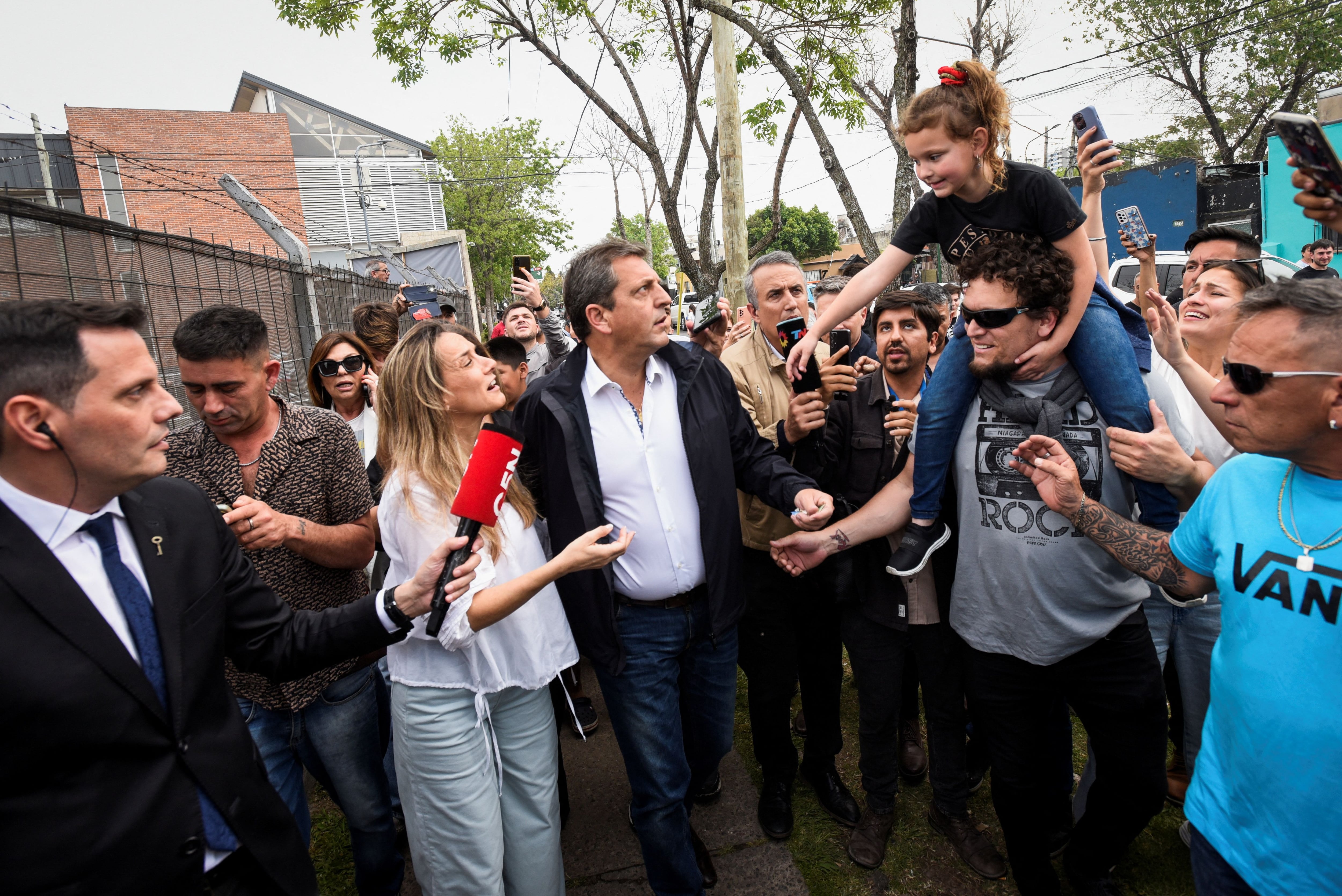 Sergio Massa y Malena Galmarini saludan a los vecinos de Tigre cuando llegaban a votar (Foto: Reuters / Mariana Nedelcu)