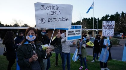 Los vecinos se manifestaron en contra de la llegada de Lázaro Báez al country (Franco Fafasuli)