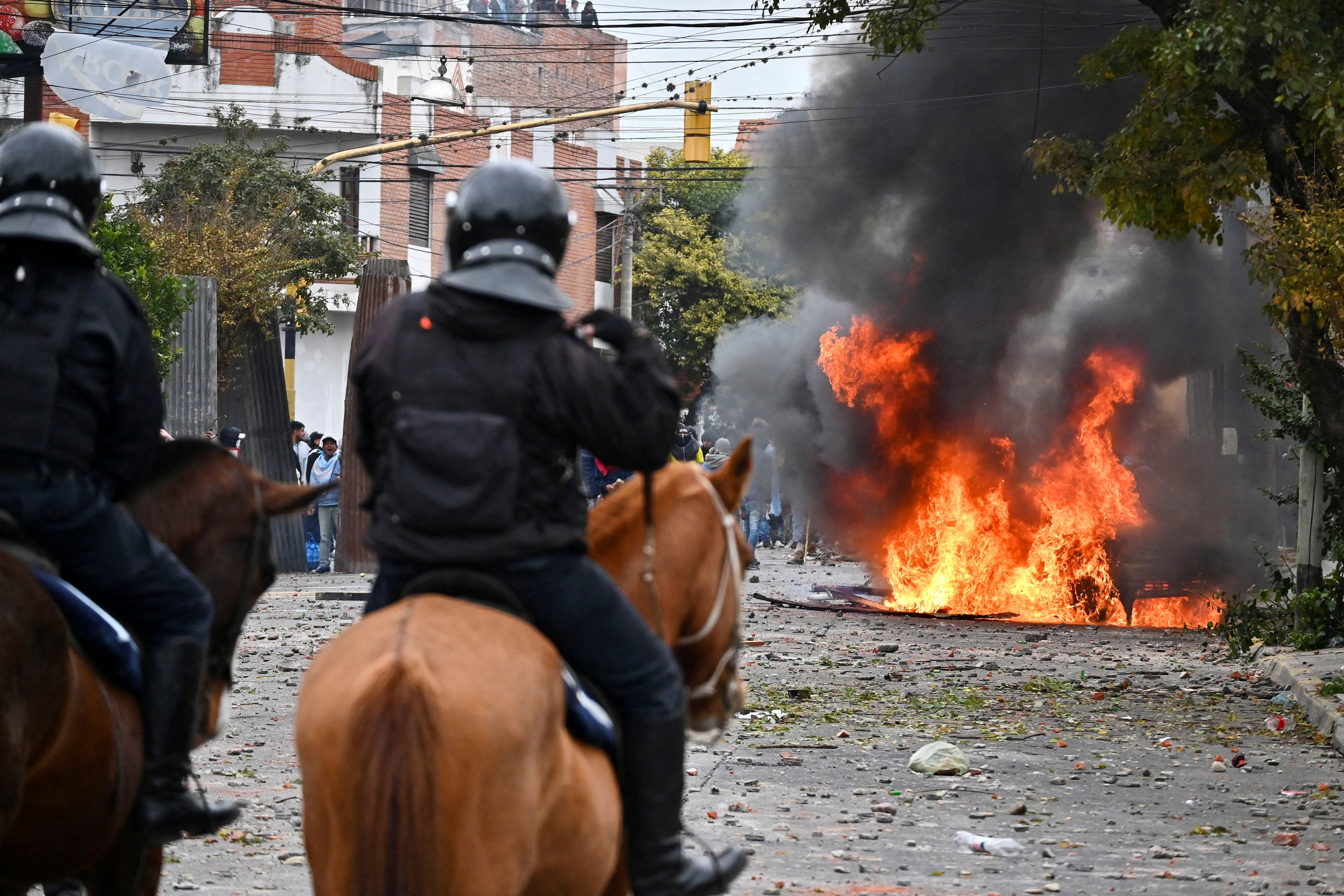 Los manifestantes se enfrentaron contra la policía de Jujuy en rechazo a la reforma de la Constitución local (REUTERS)