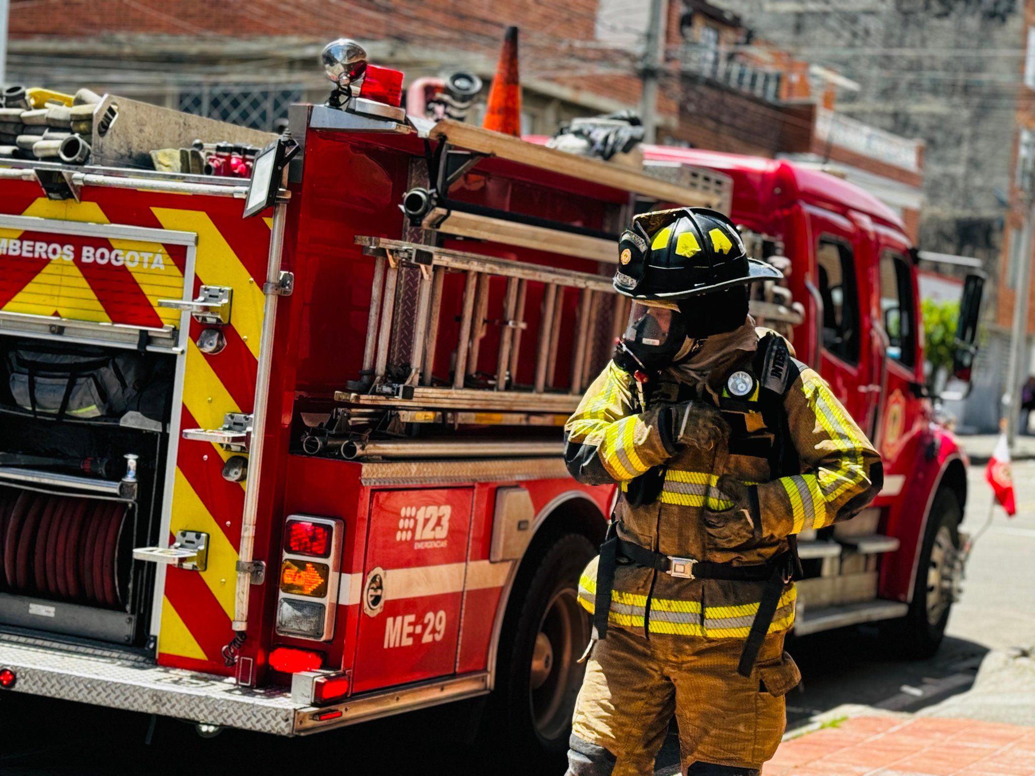 Los organismos de socorro atienden la emergencia que por el momento deja dos lesionados - crédito Bomberos de Bogotá