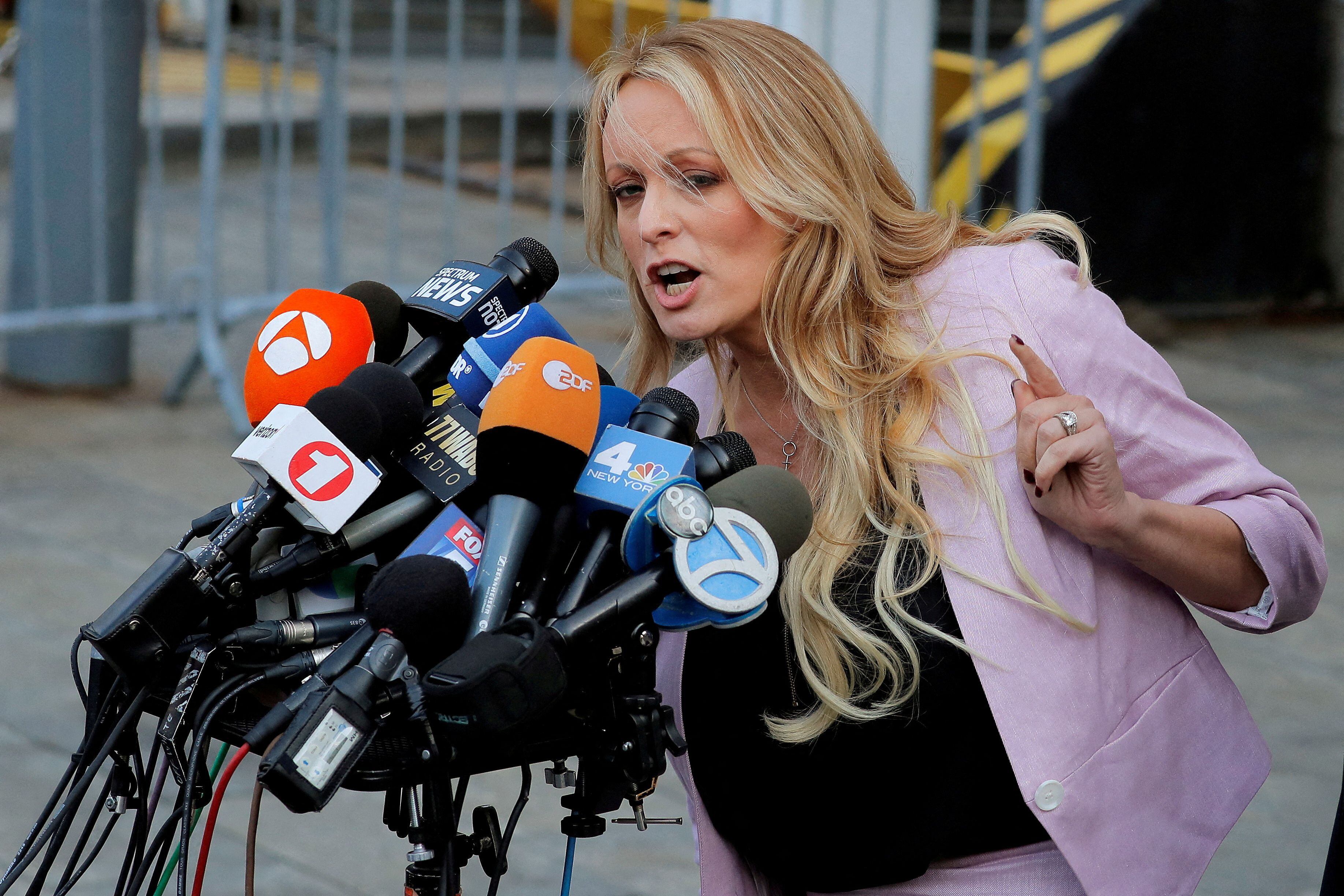 La actriz porno Stormy Daniels declara en el juicio contra Trump: dio  detalles de cómo lo conoció y de su cita en un hotel - Infobae