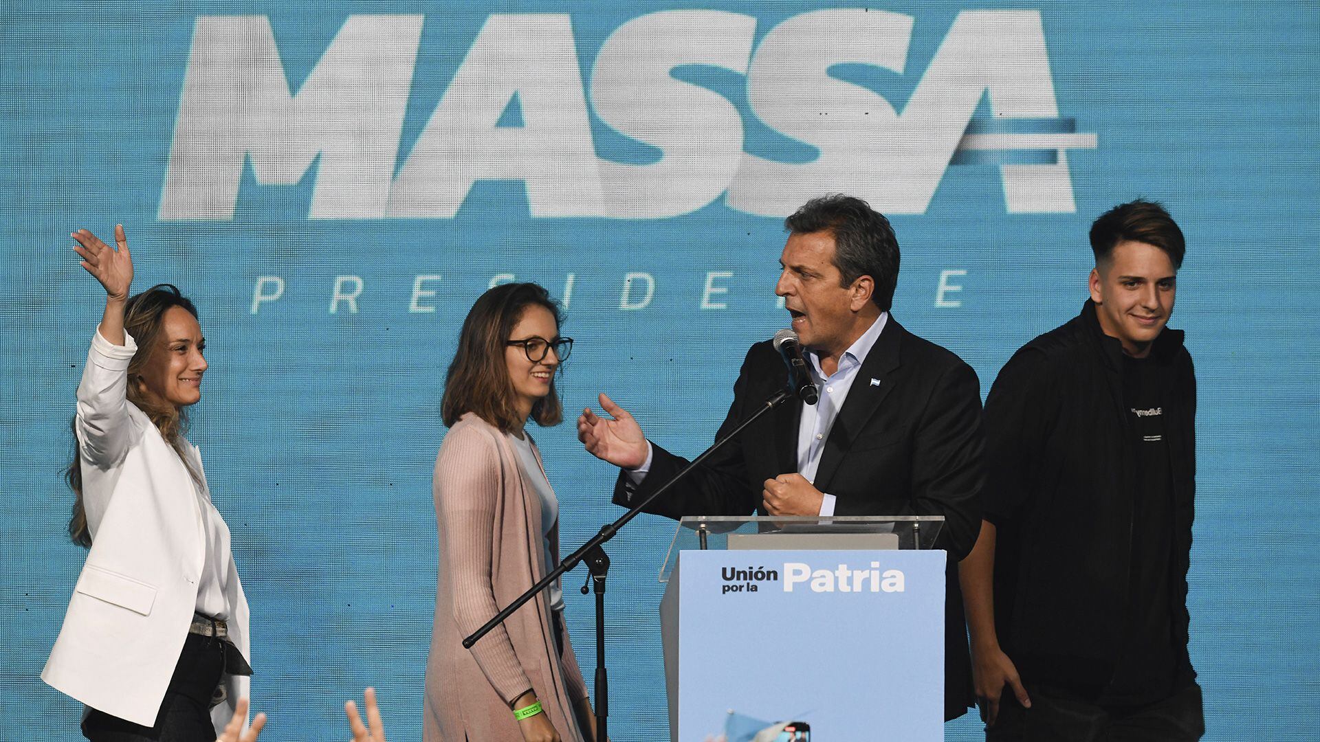 Hubo un cambio de estética en la puesta en escena de Sergio Massa, que decidió cerrar su discurso al lado de su familia (AP Photo/Gustavo Garello)