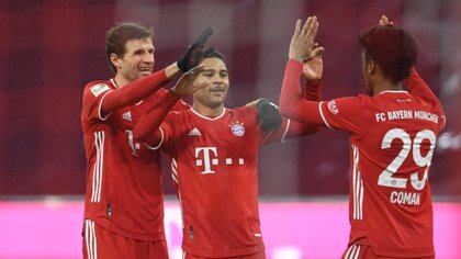 Fußball - Deutsche Liga - Bayern München gegen TSG 1899 Hoffenheim - Allianz Arena, München, Deutschland - 30. Januar 2021 Bayern München Serge Gnabry feiert sein viertes Tor mit Thomas Müller und Kingsley Coman Paul über die DFL-Bestimmungen von REUTERS / Andreas Gebert Bilder in Formatieren Sie eine Bild- und / oder Halbvideosequenz.