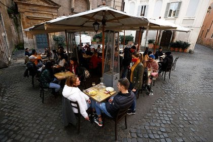 Restaurante en Trastevere después de que se aliviaron las restricciones de la enfermedad por coronavirus (COVID-19) en la región de Lazio, Roma, Italia, 1 febrero 2021.
REUTERS/Guglielmo Mangiapane