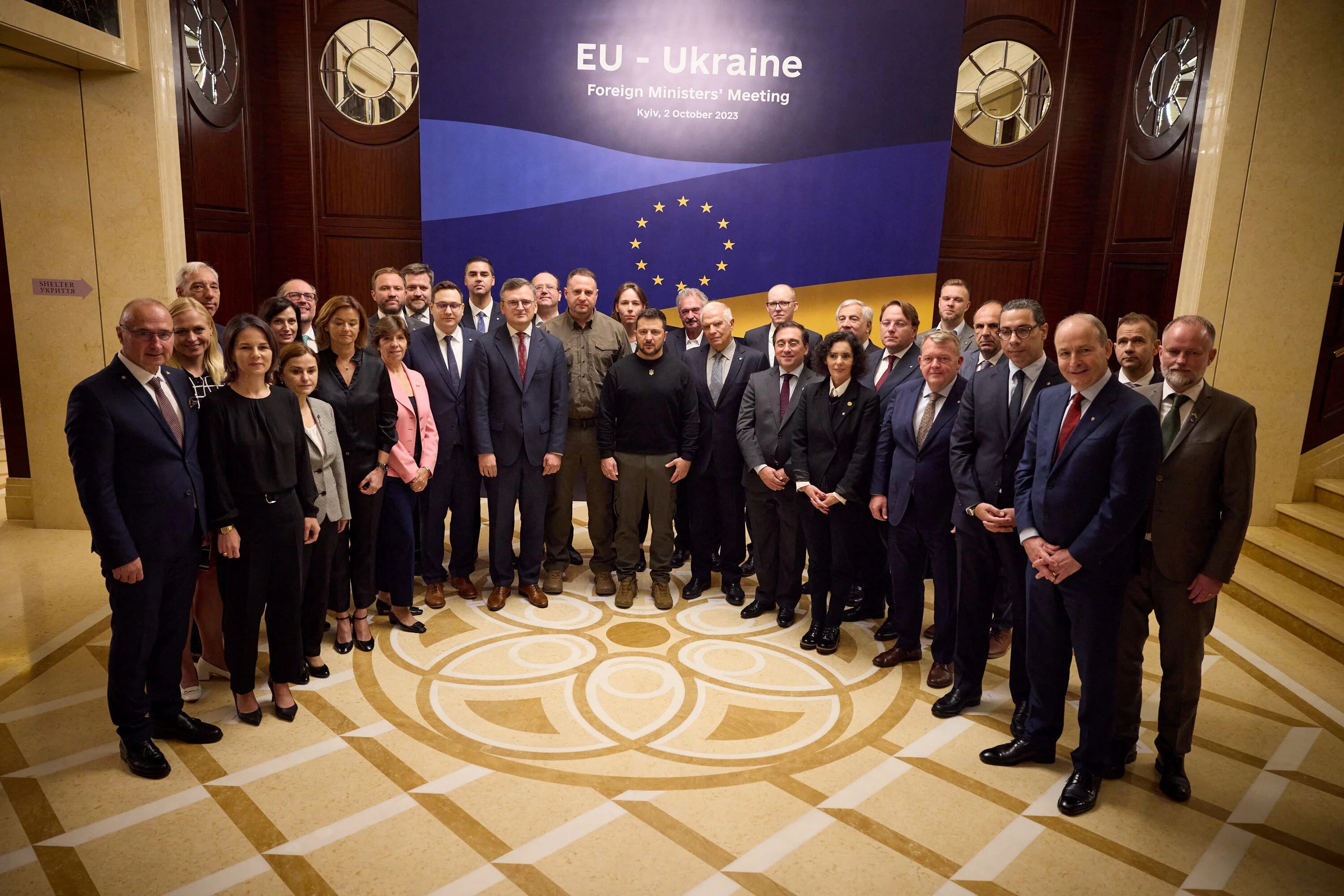 Ukraine's President Volodymyr Zelenskiy and EU foreign ministers pose for a picture during a EU-Ukraine foreign ministers meeting, amid Russia's attack on Ukraine, in Kyiv, Ukraine October 2, 2023. Ukrainian Presidential Press Service/Handout via REUTERS ATTENTION EDITORS - THIS IMAGE HAS BEEN SUPPLIED BY A THIRD PARTY.