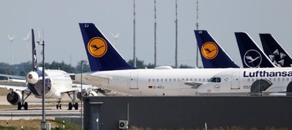 Aviones de la aerolínea alemana Lufthansa están estacionados en el aeropuerto de Berlín Schoenefeld, el 25 de junio de 2020 (REUTERS/Fabrizio Bensch)