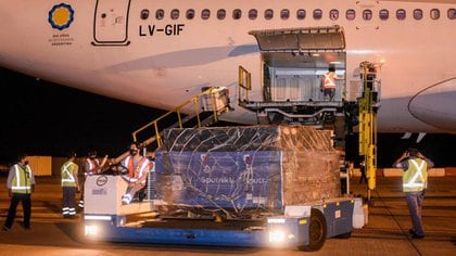 Tras 18 horas de vuelo, el Airbus 330-200, matrícula LV-GIF, aterrizó en Ezeiza. Se trata del quinto vuelo que llega de Rusia, en esta oportunidad con 517.500 dosis de Sputnik V. 