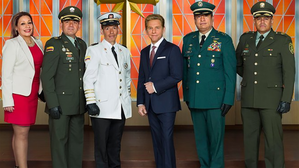 Oficiales activos del Ejército y la Policía en el acto marcial junto al líder de la cienciología en Colombia.