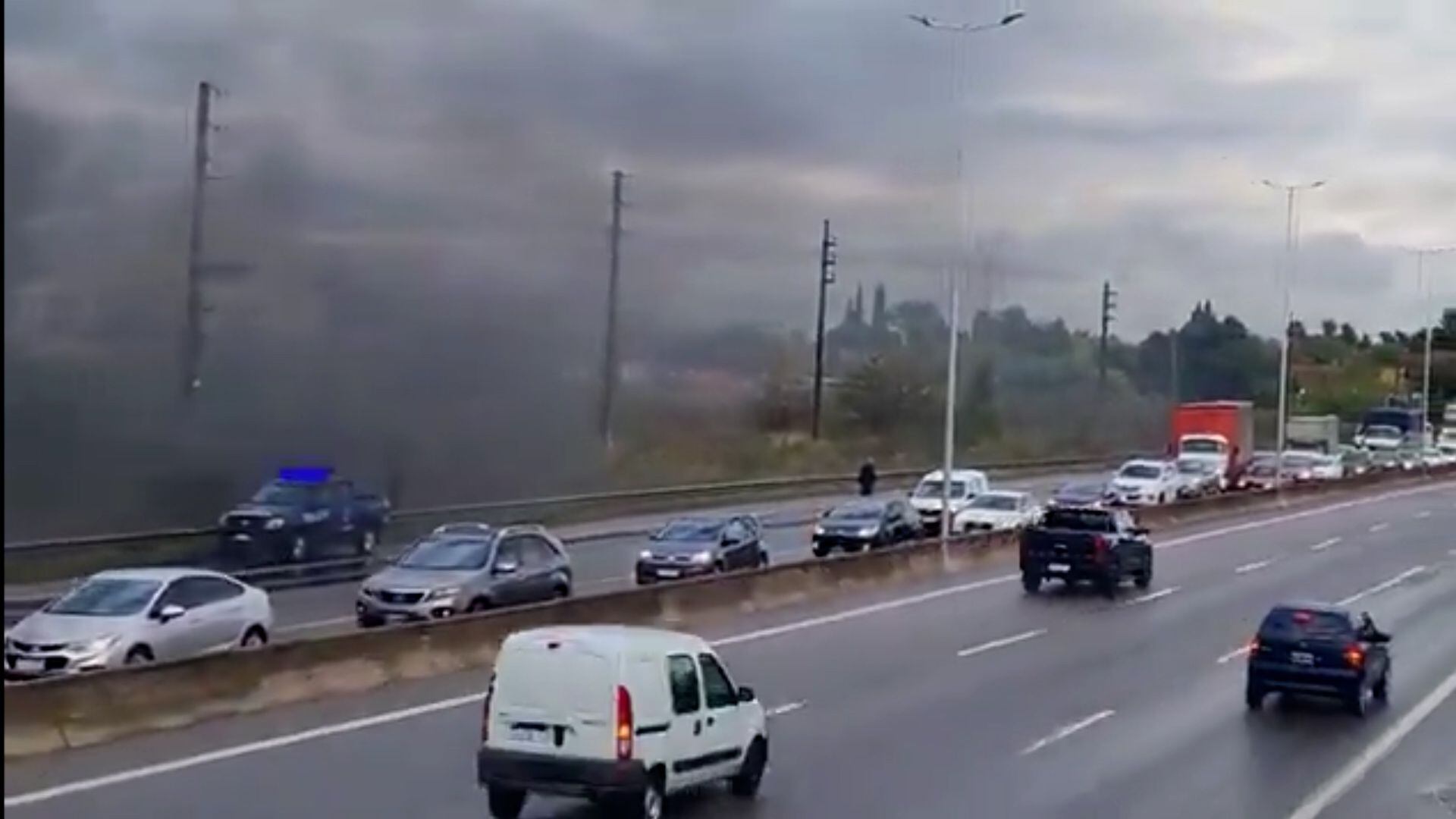 Vecinos cortan la Panamericana en reclamo de la reconstrucción un puente peatonal derribado por un camión