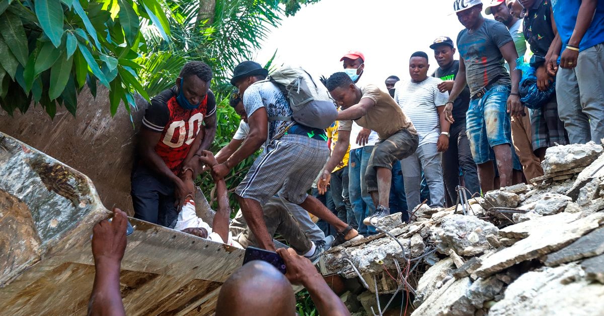 Continúa la búsqueda de sobrevivientes bajo los escombros que dejó el terremoto en Haití - Infobae