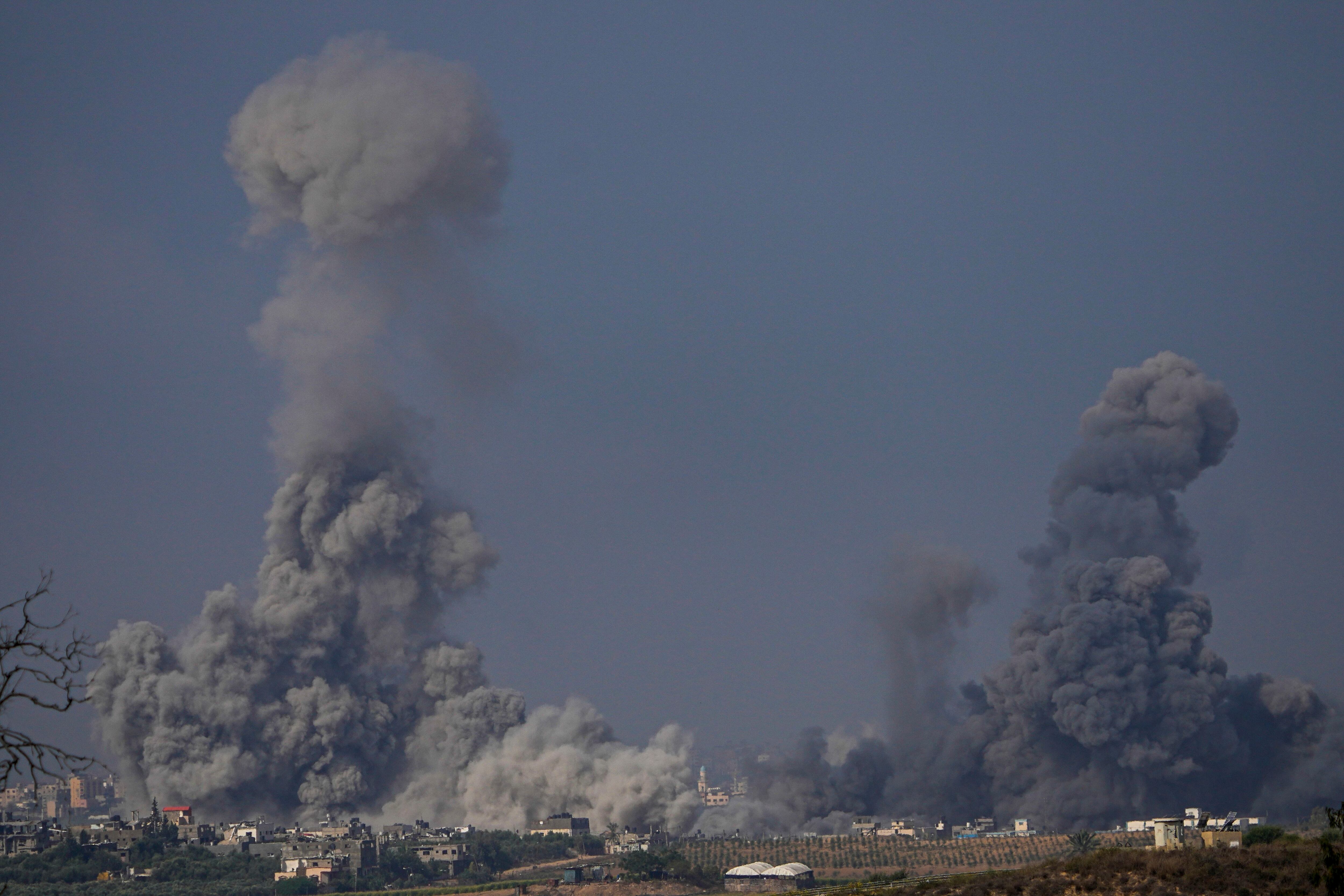 El humo se eleva tras un ataque israelí en la Franja de Gaza este lunes (AP Foto/Ariel Schalit)