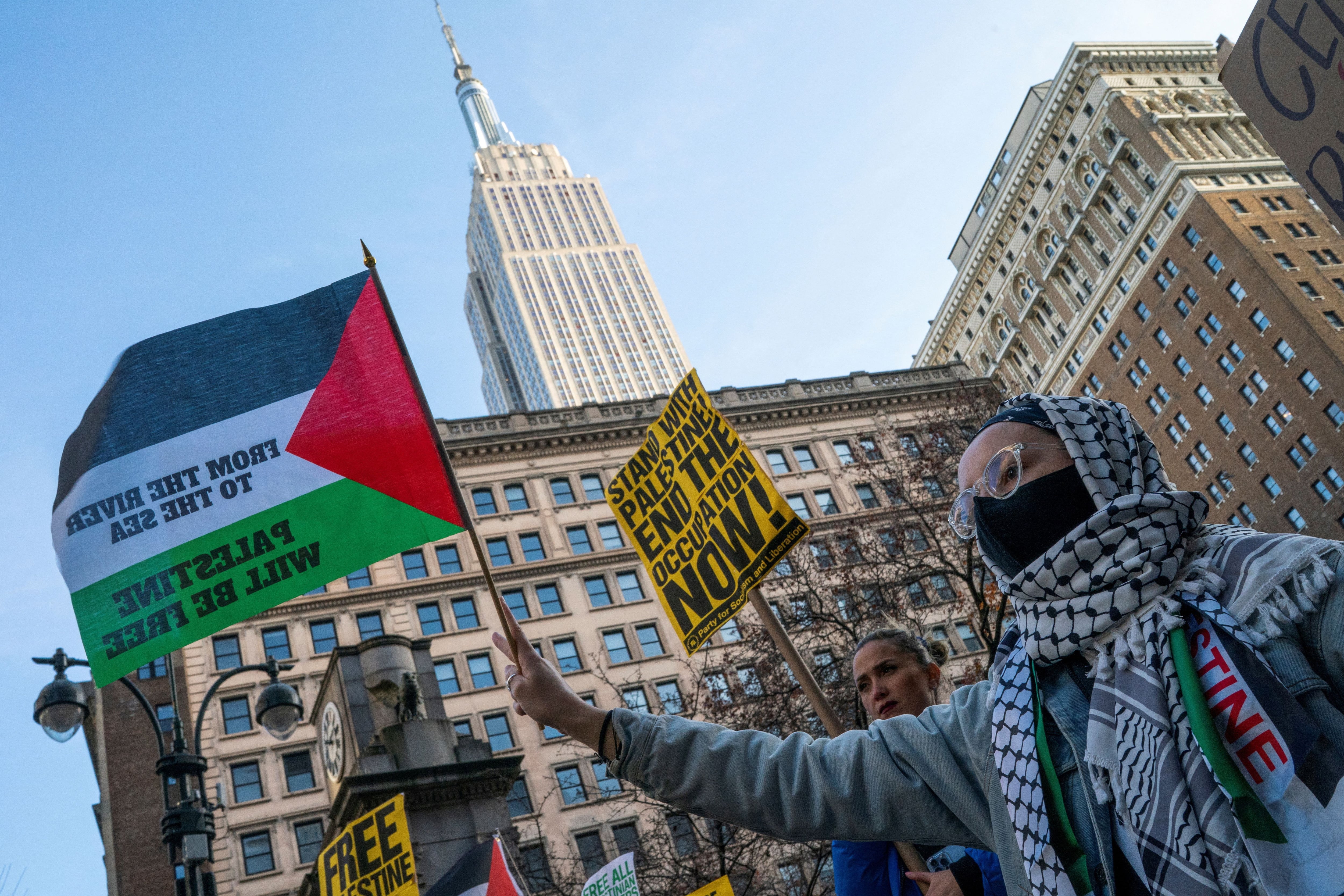 Manifestantes pro-palestinos marchan alrededor de Herald Square en Nueva York (REUTERS/Eduardo Munoz)