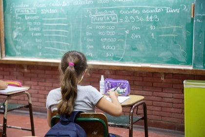 El foco de las autoridades está puesto en las reuniones sociales y no en escuelas y fábricas