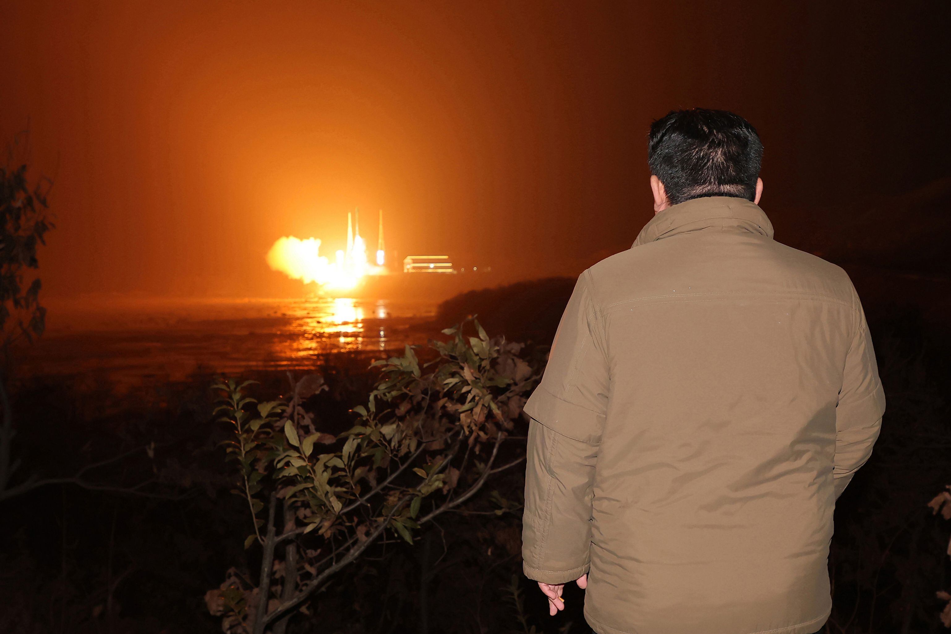 Una imagen difundida por la agencia estatal de noticias norcoreana (KCNA) el 22 de noviembre de 2023 muestra a Kim Jong-un observando el lanzamiento de un nuevo tipo de cohete Chollima-1 que transporta un satélite de reconocimiento llamado Malligyong-1 (Foto: EuropaPress)