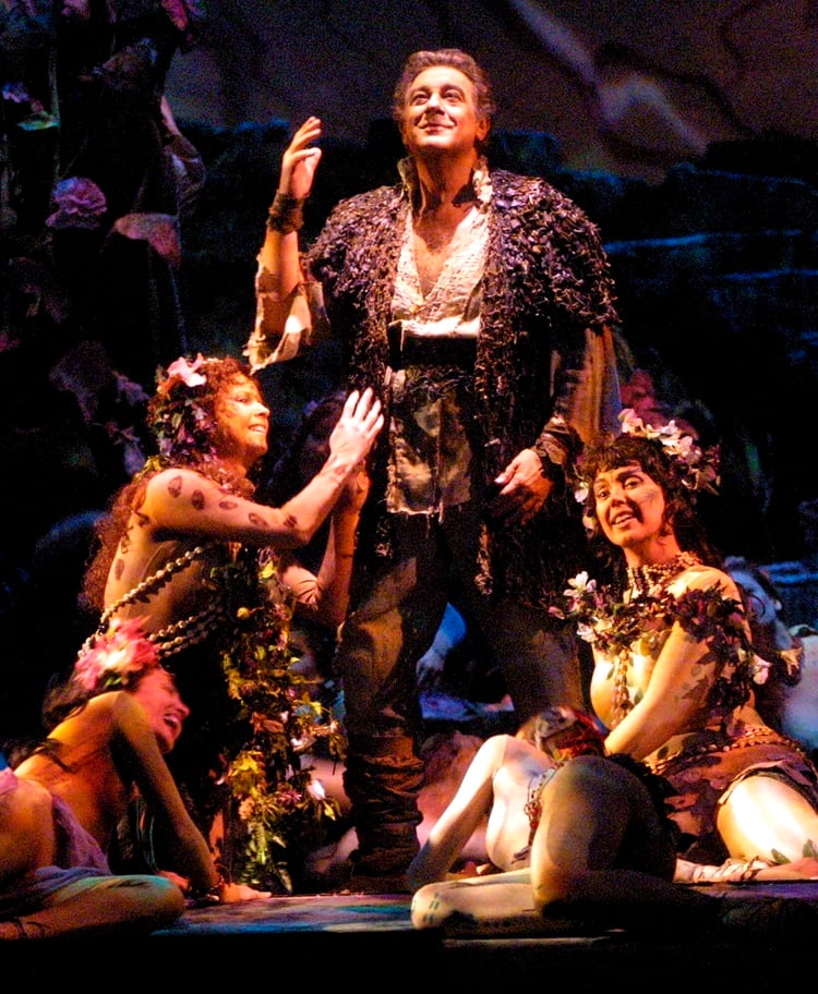 Plácido Domingo está rodeado de actrices que representan doncellas de flores mientras canta en el papel principal de “Parsifal”, durante el ensayo general en la Metropolitan Opera de Nueva York. (Foto AP / Stuart Ramson)