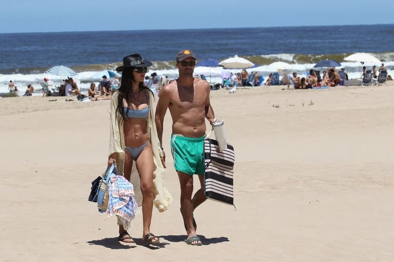 Zaira Nara y Facundo Pieres, enamorados en la playa - Infobae