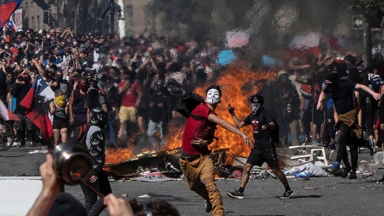 Las violentas protestas en Chile, en donde ya han muerto 15 personas (AFP)