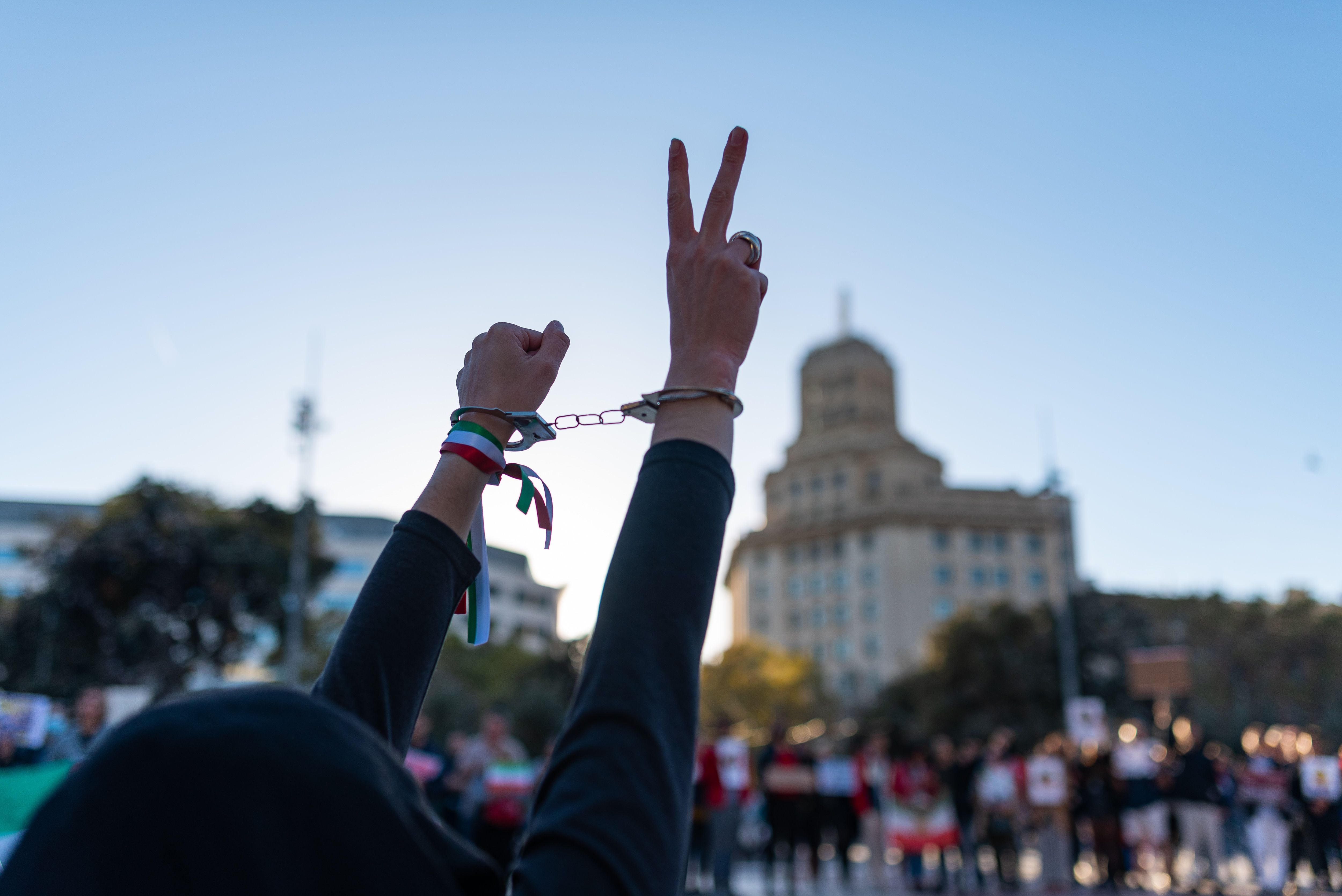 Una mujer participa en una manifestación por la muerte de Mahsa Amini, que falleció bajo custodia policial en Irán tras ser detenida por, supuestamente, no llevar el pañuelo (hiyab) "adecuadamente'' en público. Davide Bonaldo/SOPA Images vía ZUMA Press Wire/dpa/Archivo