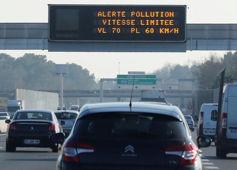 En ciudades de Europa, como Burdeos, hay señales de tráfico electrónica que advierten sobre la contaminación/Archivo  REUTERS/Regis Duvignau