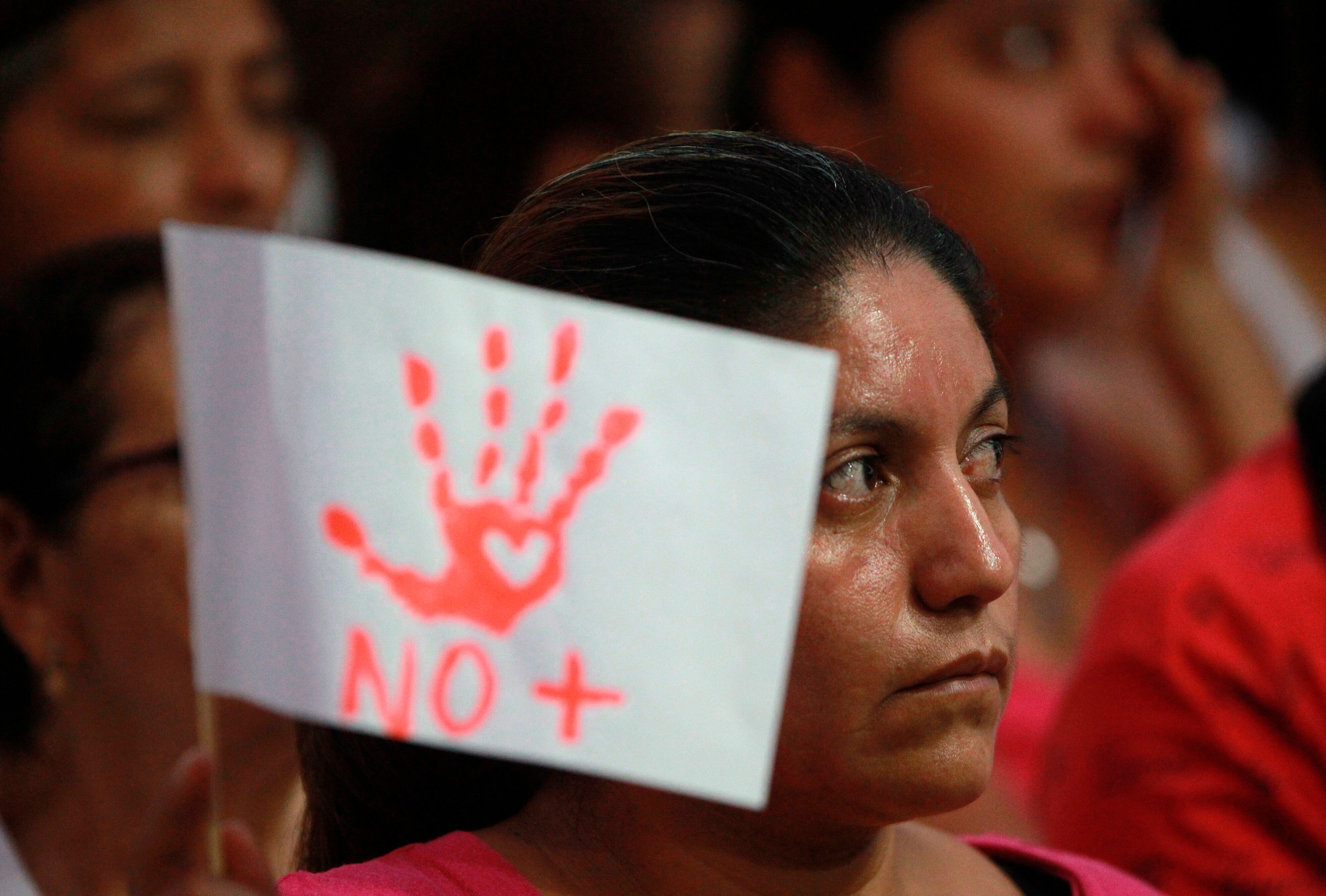 Las mujeres exigen respeto por su vida y un alto a la violencia de género - crédito Ernesto Guzman Jr/EFE