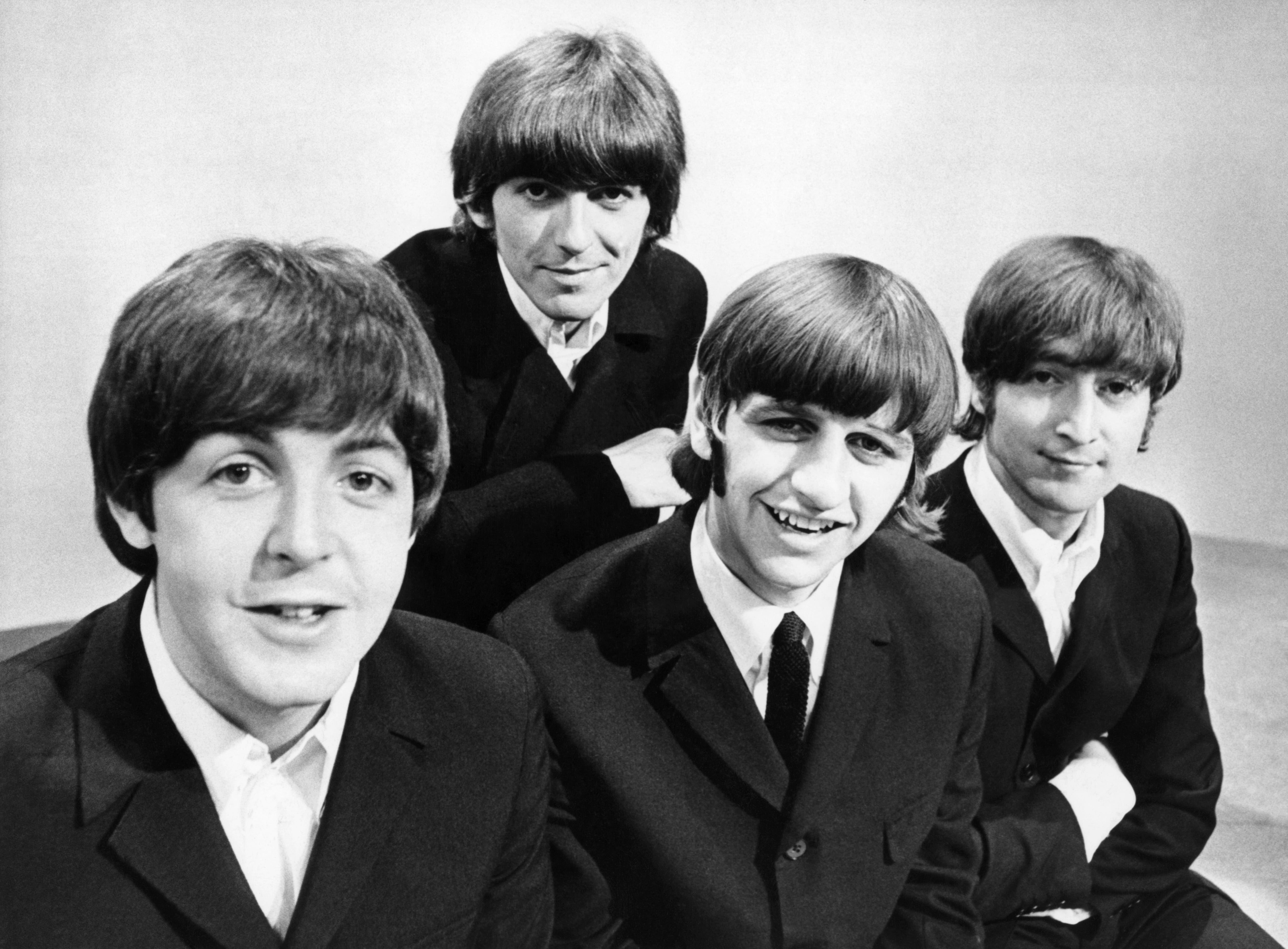 Según una de las teorías conspirativas más fuertes del siglo XX, Paul McCartney perdió la vida en un accidente automovilístico en 1966 ( EFE./Archivo)
