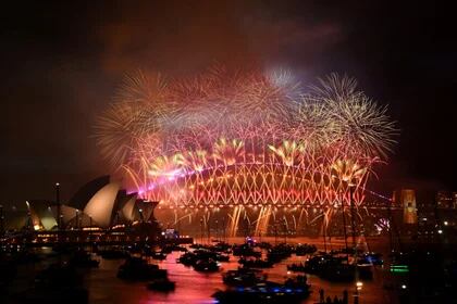 Se ven fuegos artificiales sobre la Ópera de Sídney y el Puente del Puerto durante las celebraciones de Nochevieja en Sídney, Australia, el 1 de enero de 2024. Imagen AAP/Dan Himbrechts vía REUTERS
