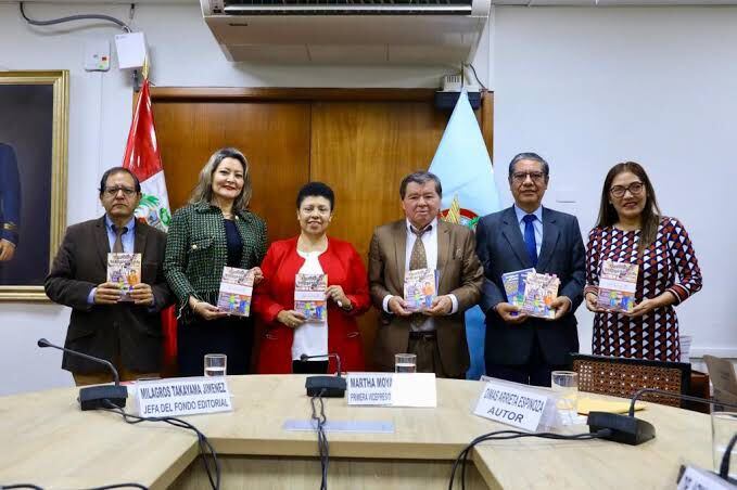 Presentación de los cuentos de Albertino junto al directorio del Fondo Editorial del Congreso de la República. (Foto: Congreso)