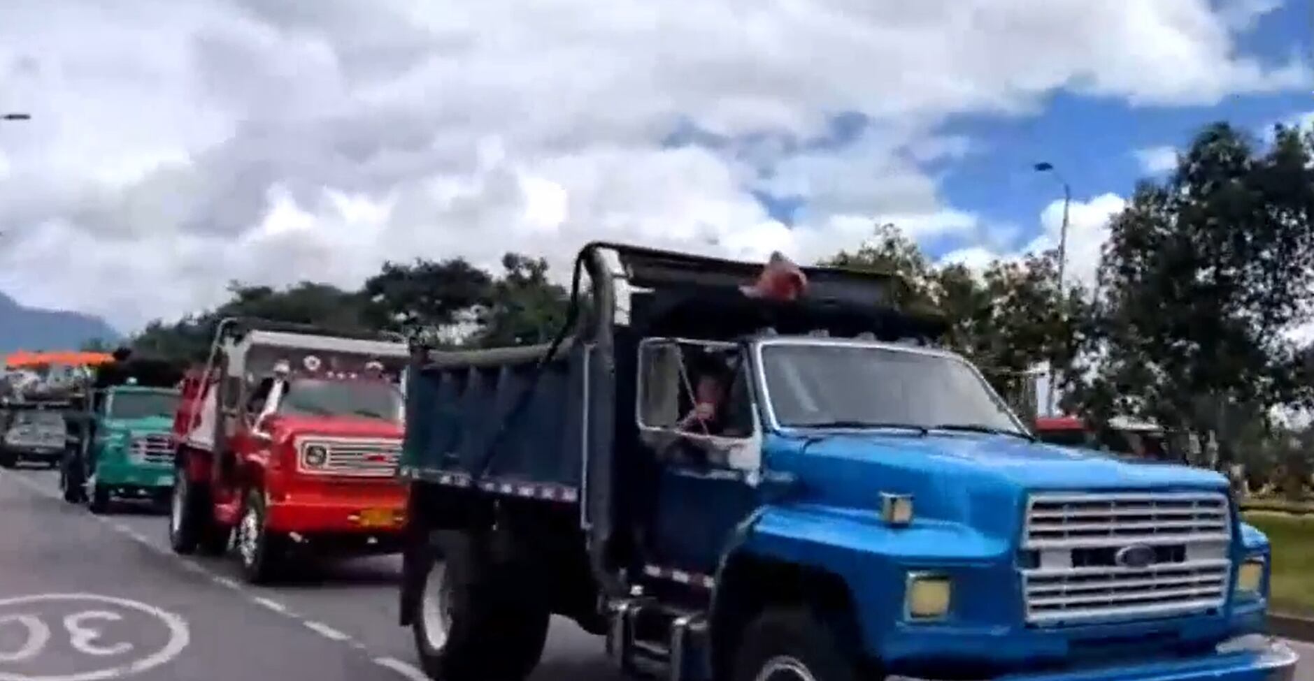 Volquetas hacen parte de la movilización por la carrera 50 en Bogotá