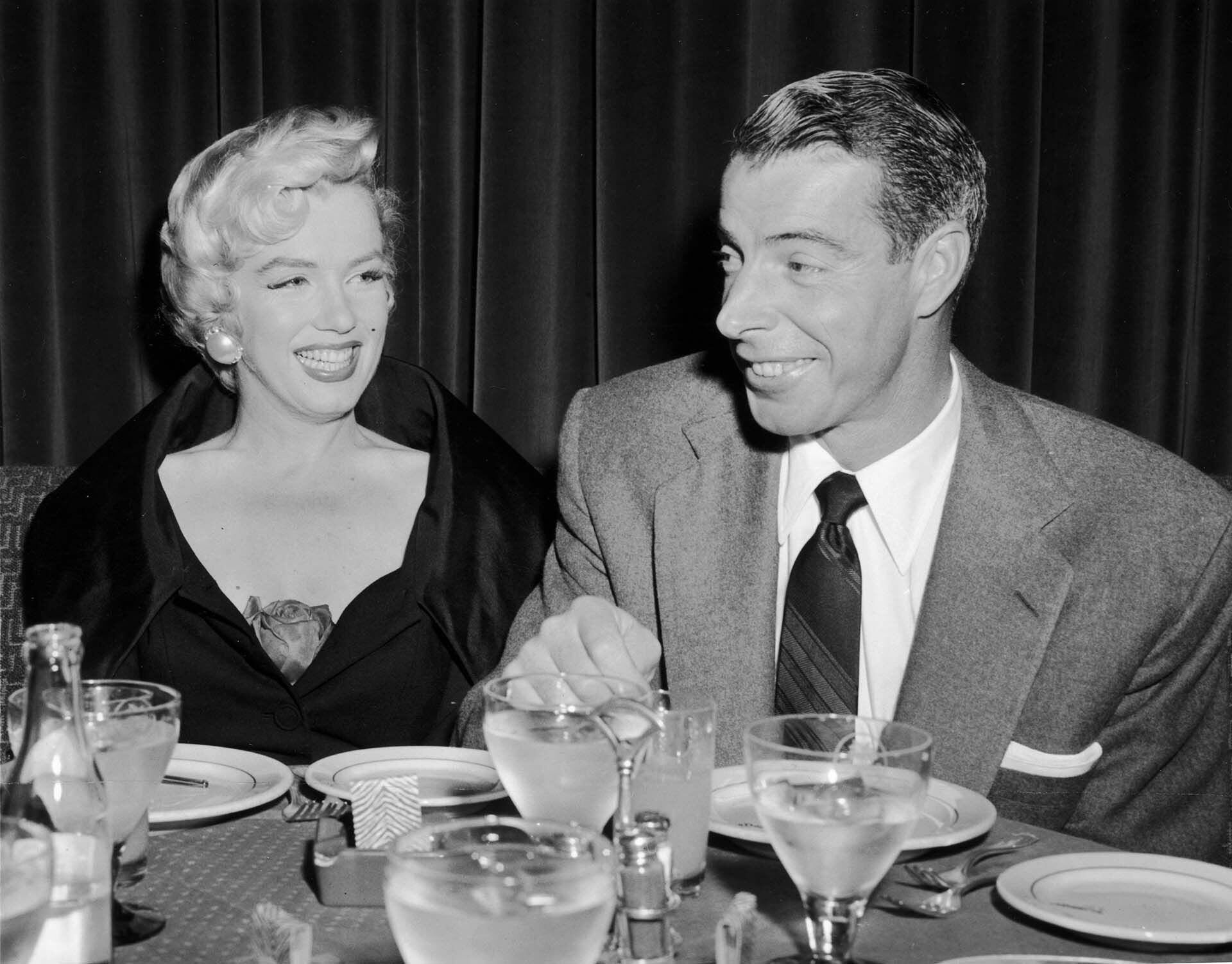 Marilyn junto a su segundo marido Joe DiMaggio, el hombre que quizás más la amó, en El Morocco, en Nueva York, el 12 de septiembre de 1954 (Photo by Hulton Archive/Getty Images)