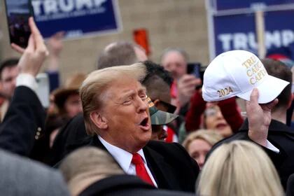 Trump saluda antes de un acto previo a las elecciones (REUTERS/Mike Segar)