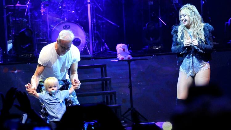 Karina junto a Flavio Mendoza y Dionio, el hijo del coreógrafo en el escenario del Gran Rex