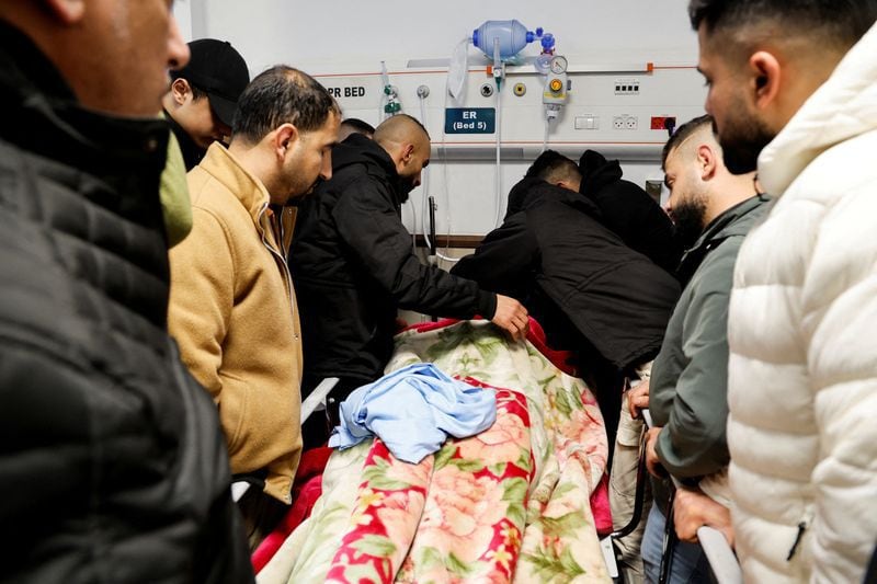 Algunos hombres acompañan al cuerpo de un palestino muerto tras una incursión israelí, en un hospital de Jenín, en Cisjordania (REUTERS/Raneen Sawafta)